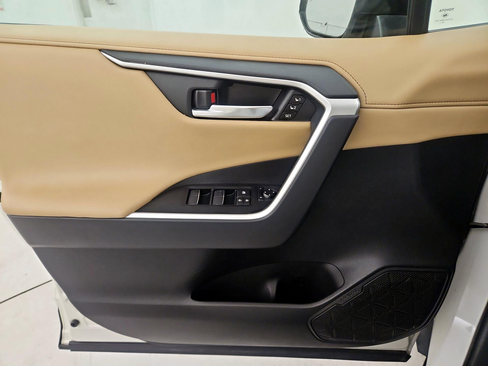 Thumbnail: 2020 Toyota RAV4 - 12