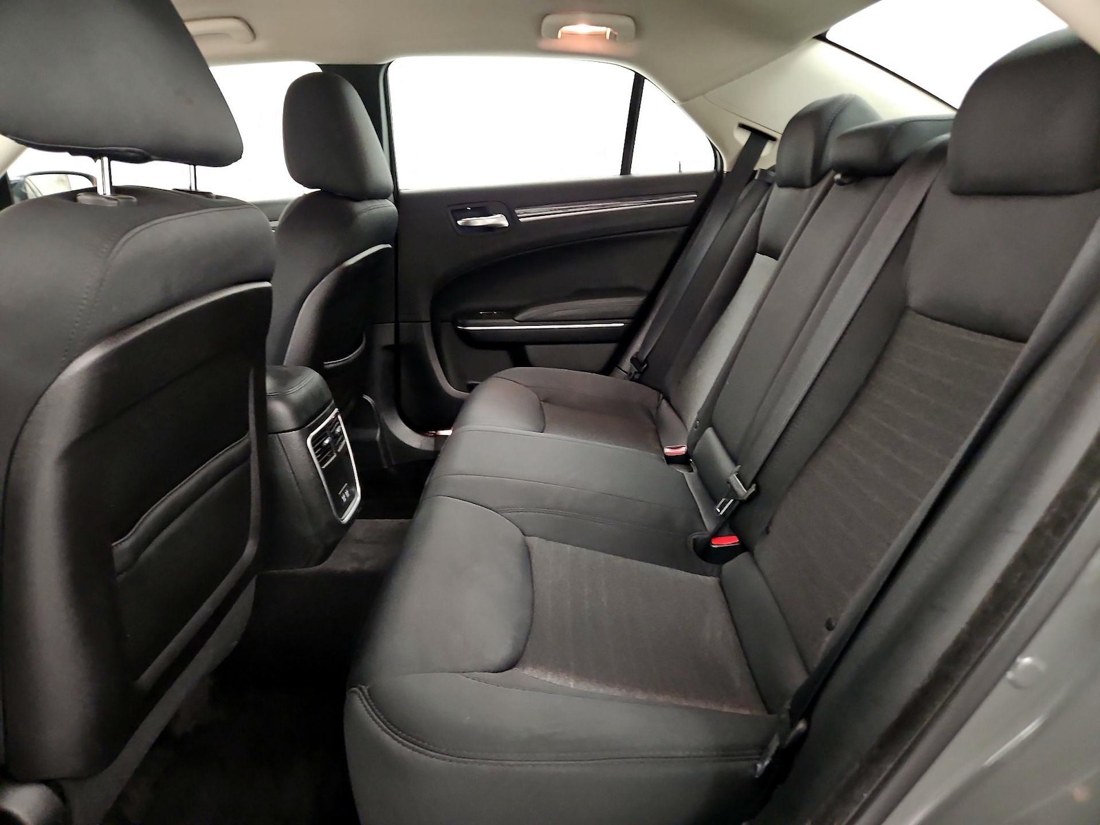 2018 Chrysler 300 Touring - Photo 18