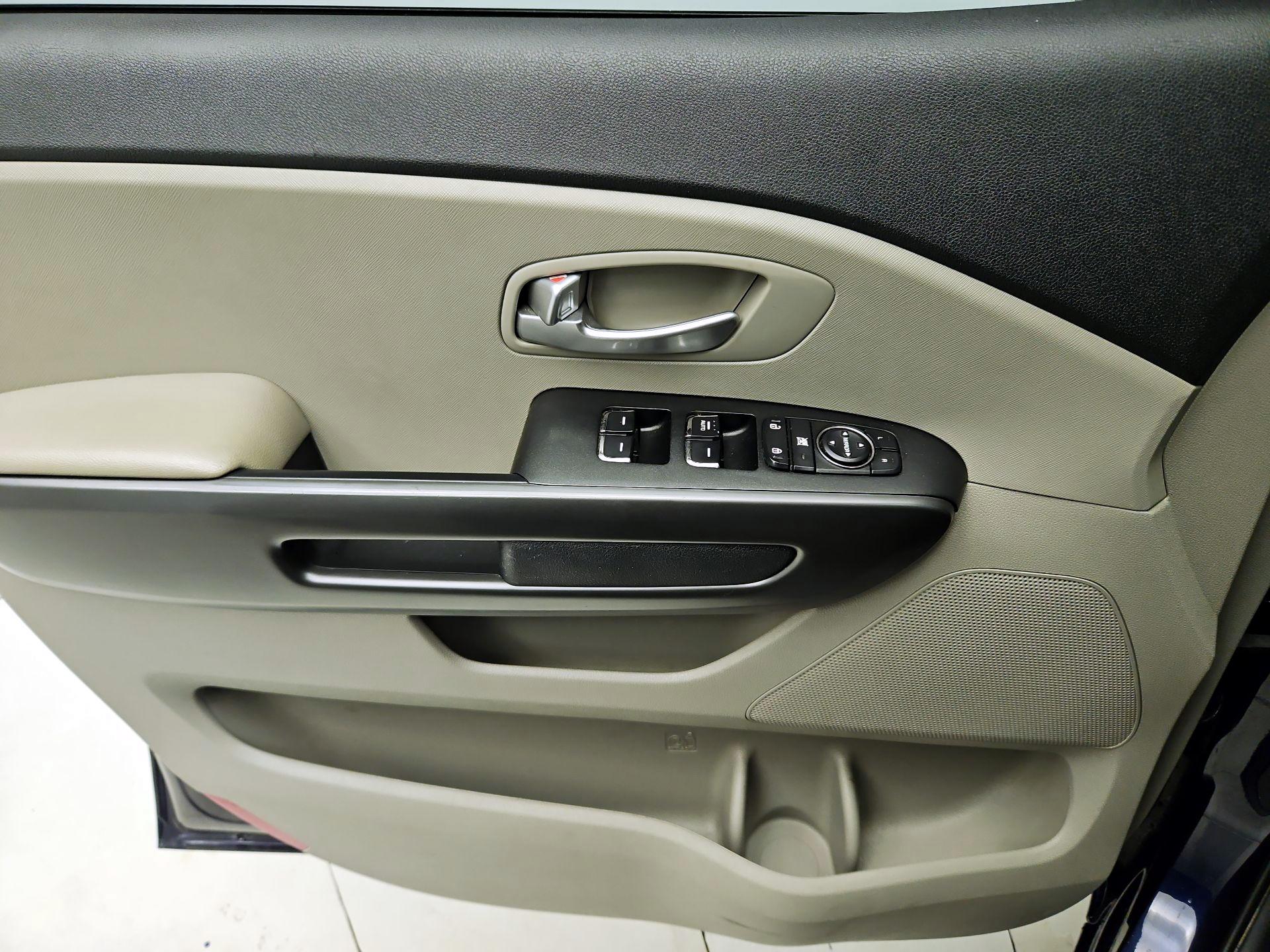 Thumbnail: 2020 Kia Sedona - 12