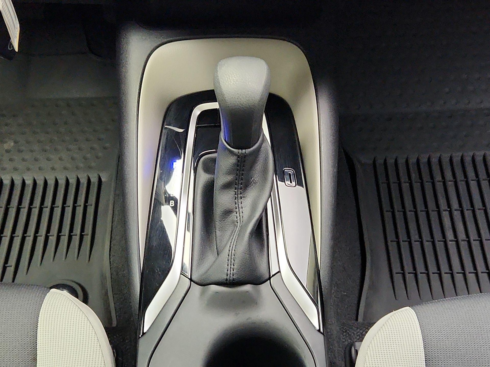 2025 Toyota Corolla LE - Photo 16
