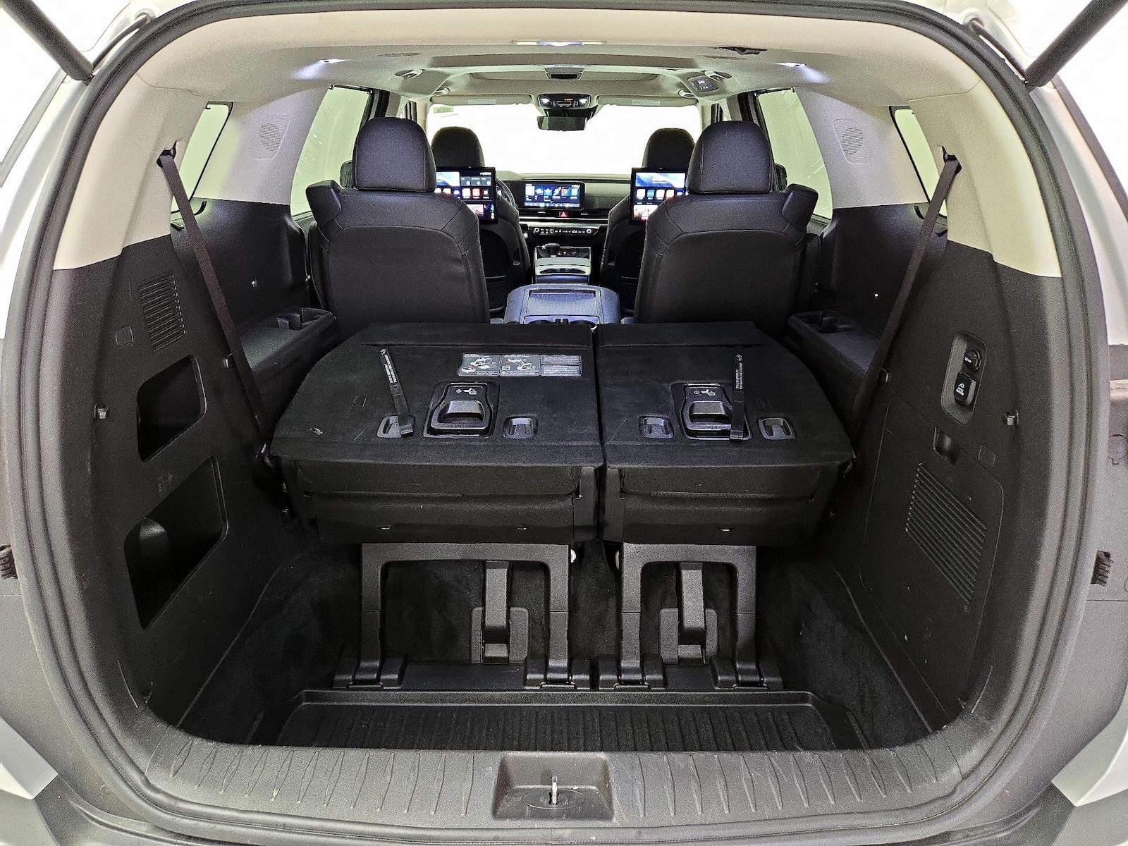 2025 Kia Carnival SX Prestige - Photo 25