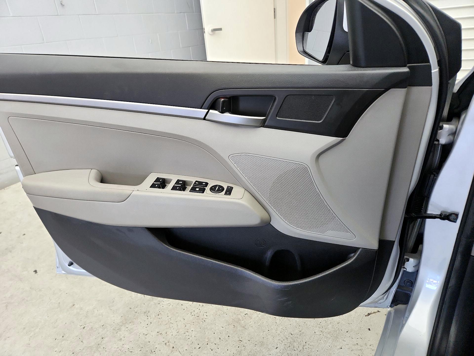 Thumbnail: 2017 Hyundai Elantra - 12
