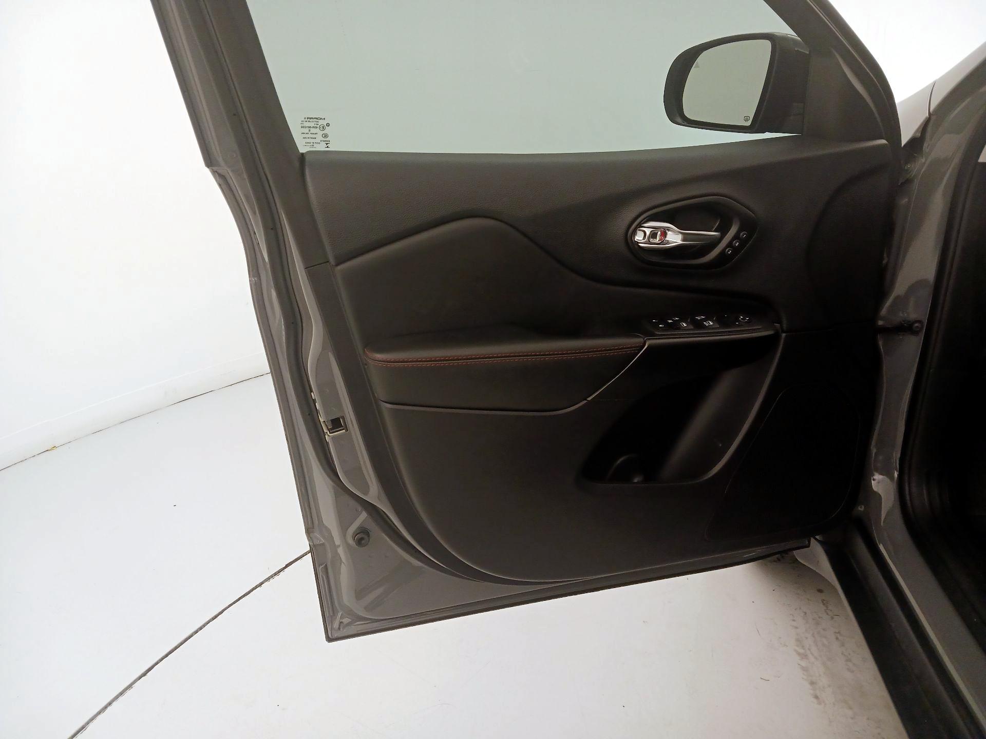 Thumbnail: 2022 Jeep Cherokee - 12