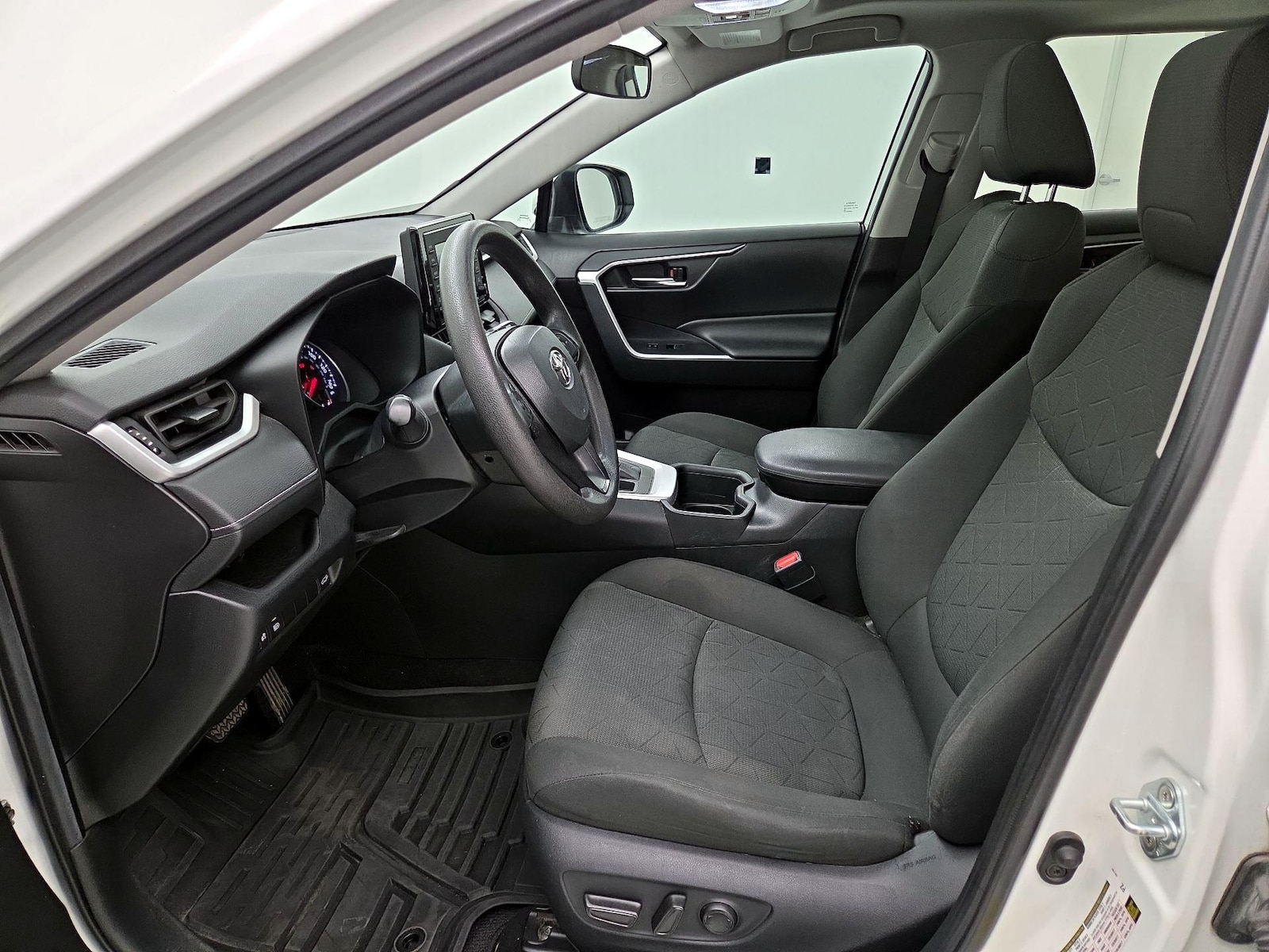 2022 Toyota RAV4 XLE - Photo 12