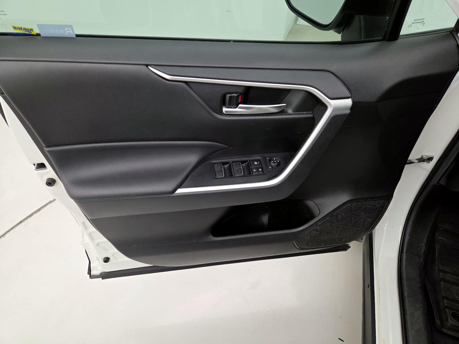 2022 Toyota RAV4 XLE - Photo 13