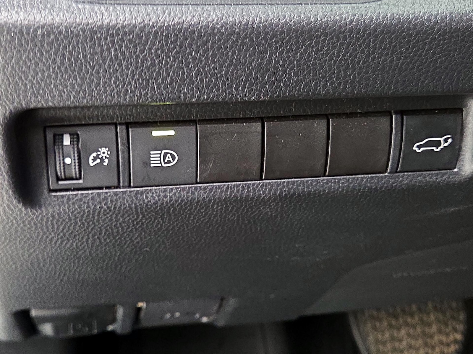 2022 Toyota RAV4 XLE - Photo 14