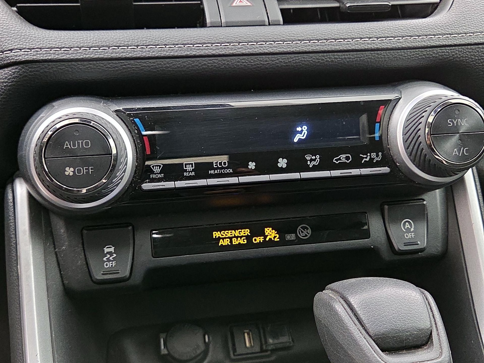 2022 Toyota RAV4 XLE - Photo 17