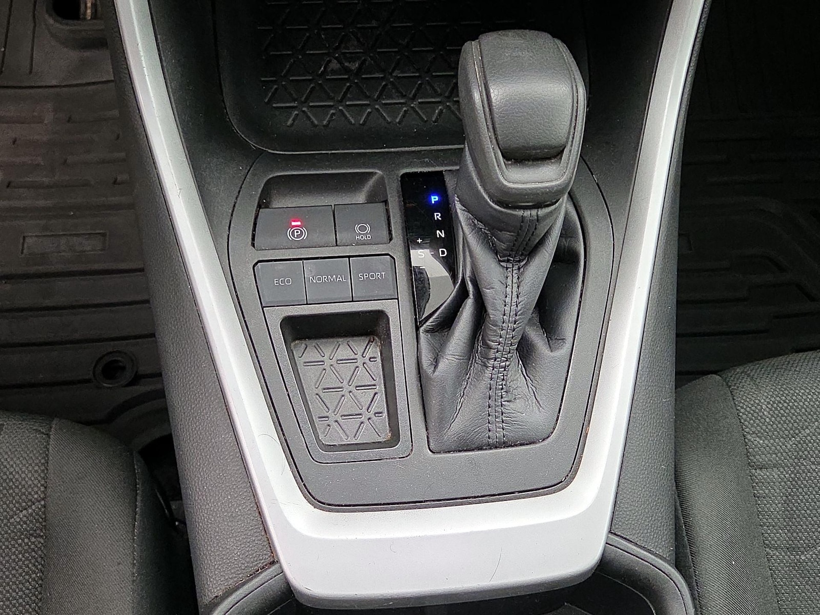 2022 Toyota RAV4 XLE - Photo 18