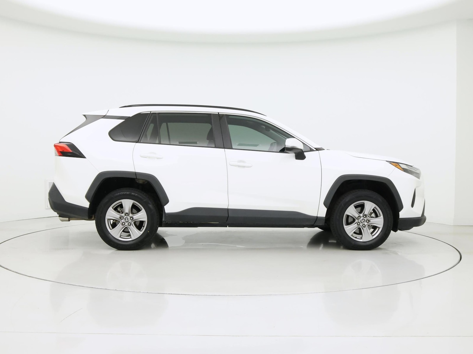 2022 Toyota RAV4 XLE - Photo 8