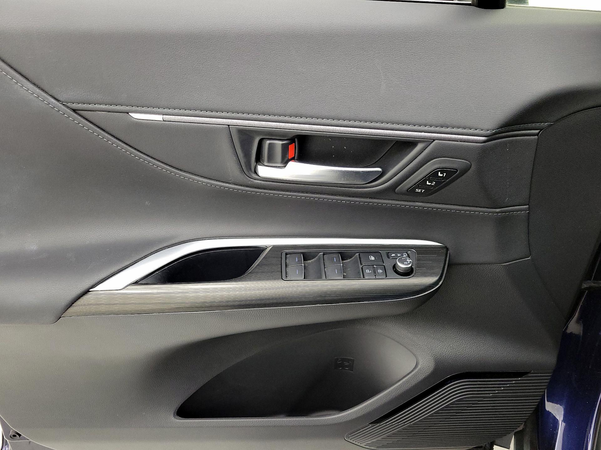 Thumbnail: 2021 Toyota Venza - 12