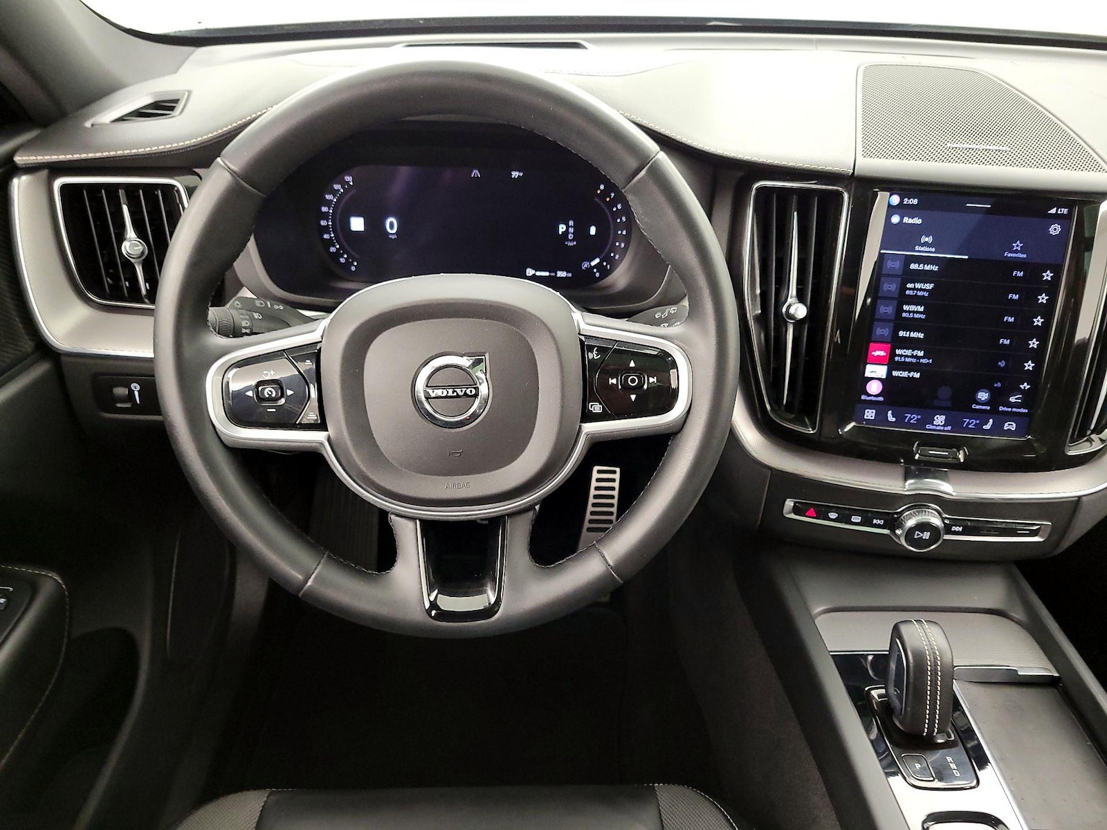 2022 Volvo XC60 R-Design - Photo 11