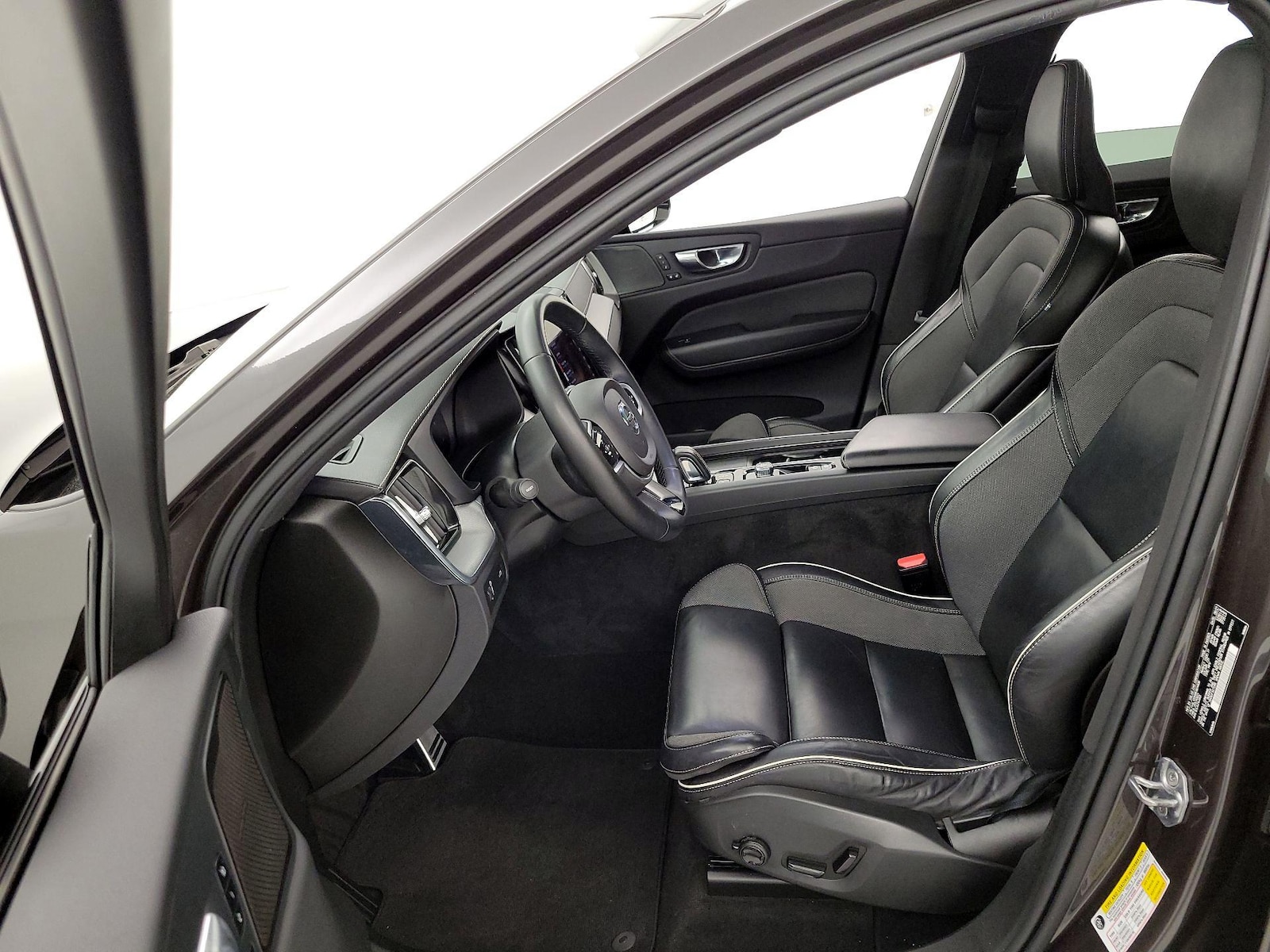 2022 Volvo XC60 R-Design - Photo 12