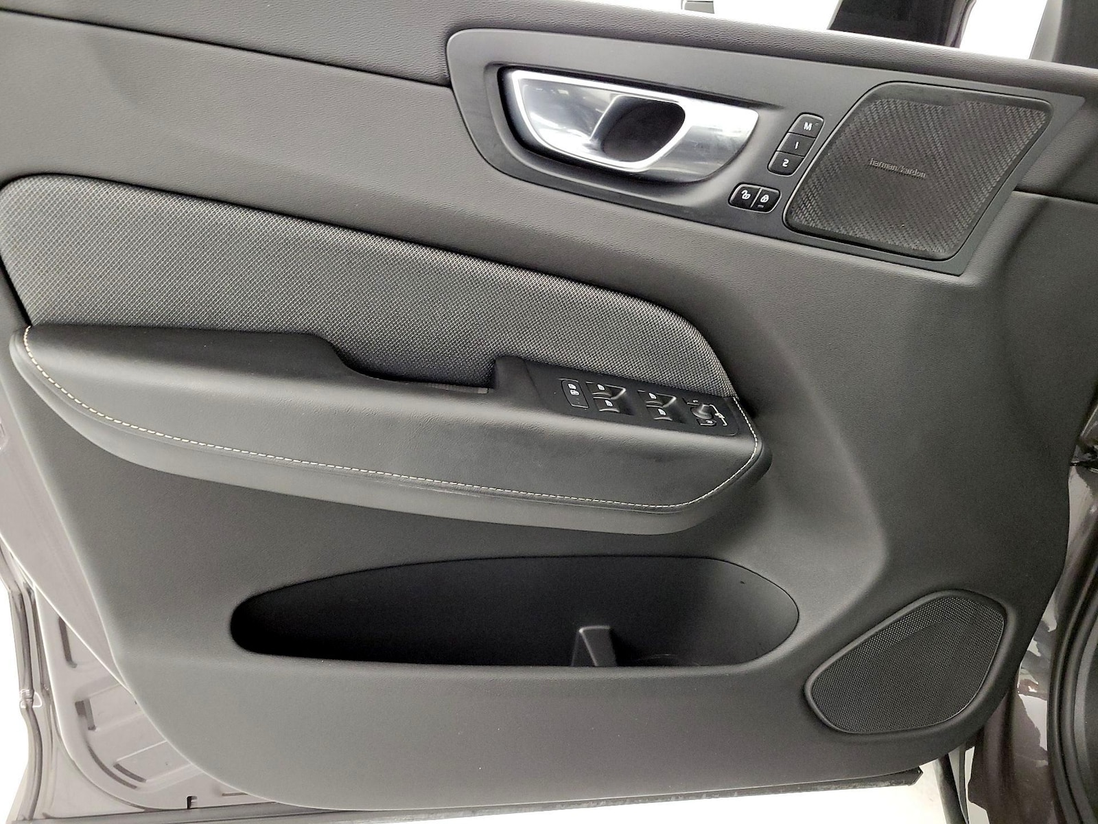 2022 Volvo XC60 R-Design - Photo 13