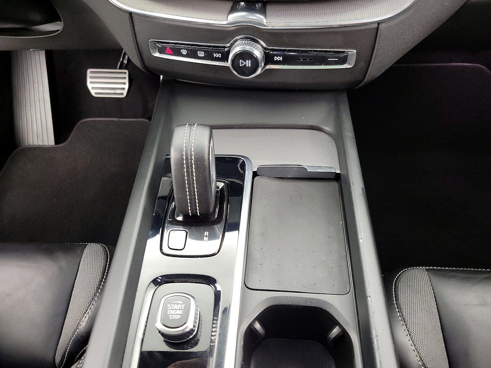 2022 Volvo XC60 R-Design - Photo 18