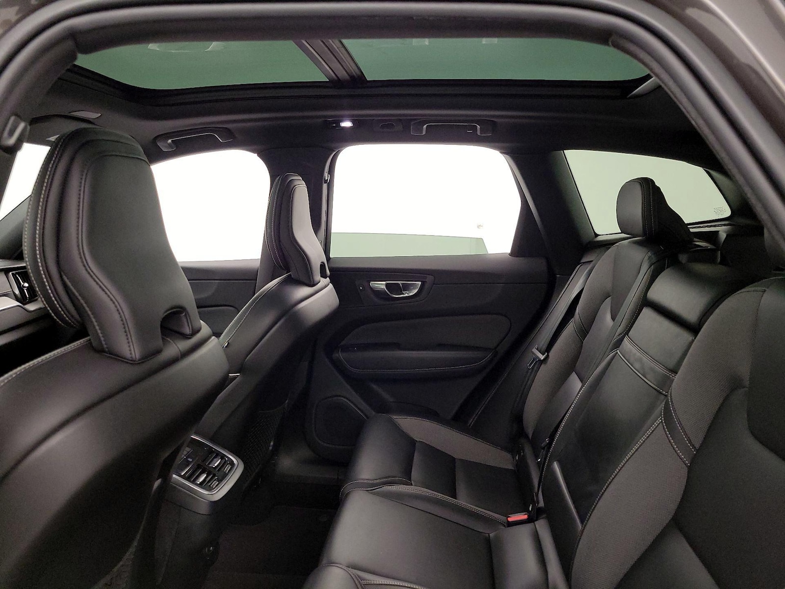 2022 Volvo XC60 R-Design - Photo 23