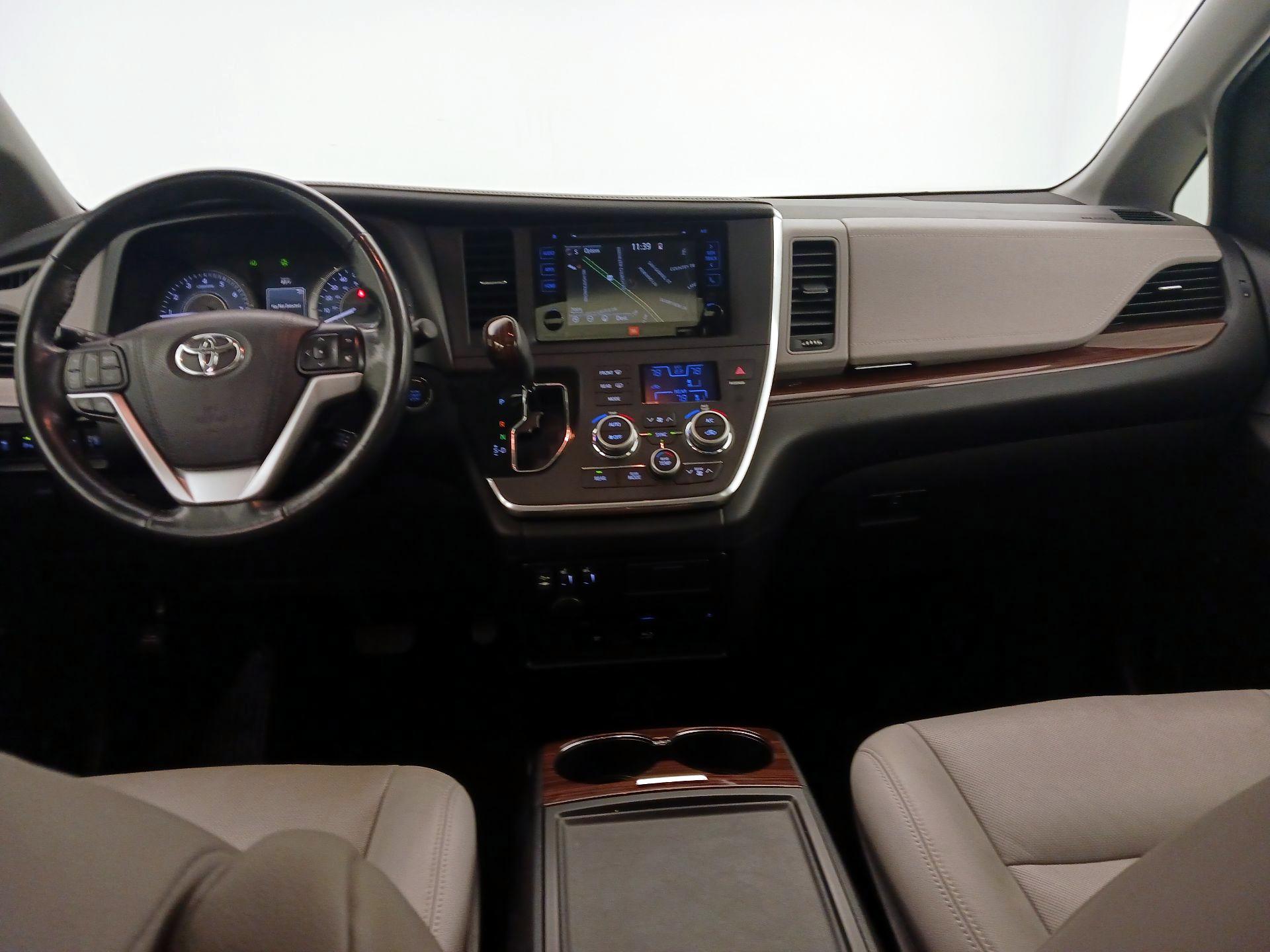 Thumbnail: 2017 Toyota Sienna - 9