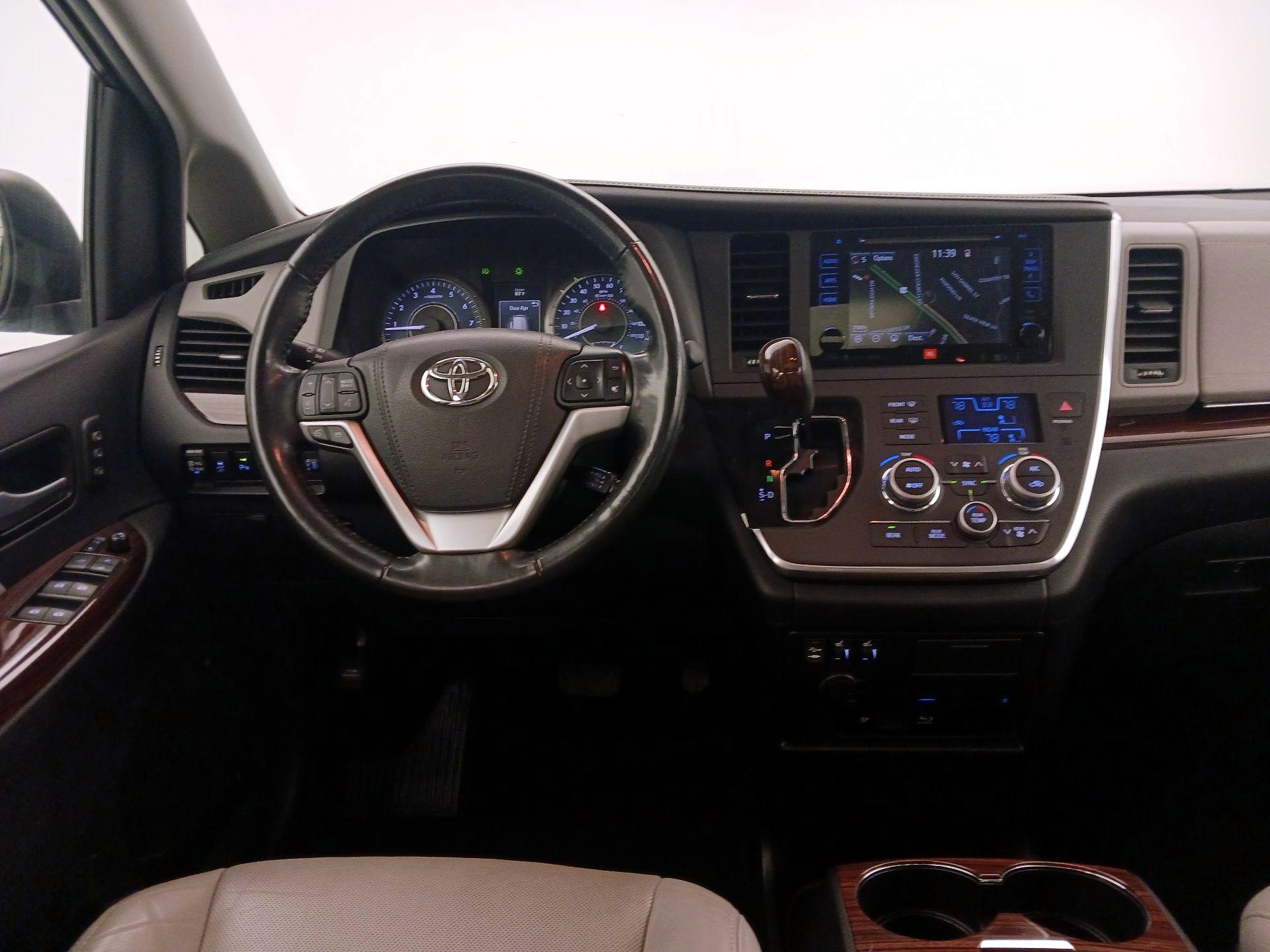 Thumbnail: 2017 Toyota Sienna - 10