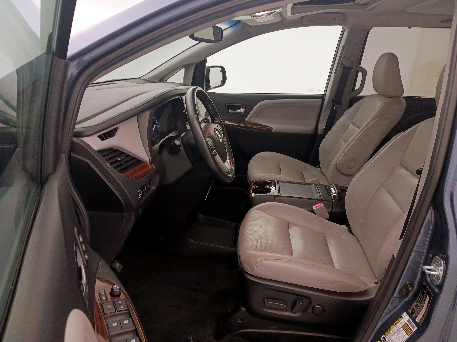 Thumbnail: 2017 Toyota Sienna - 11