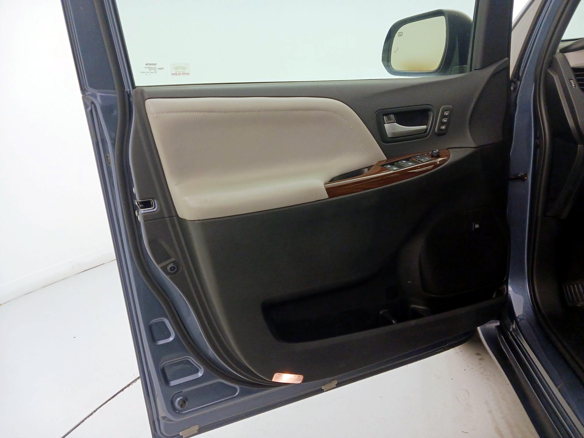 Thumbnail: 2017 Toyota Sienna - 12