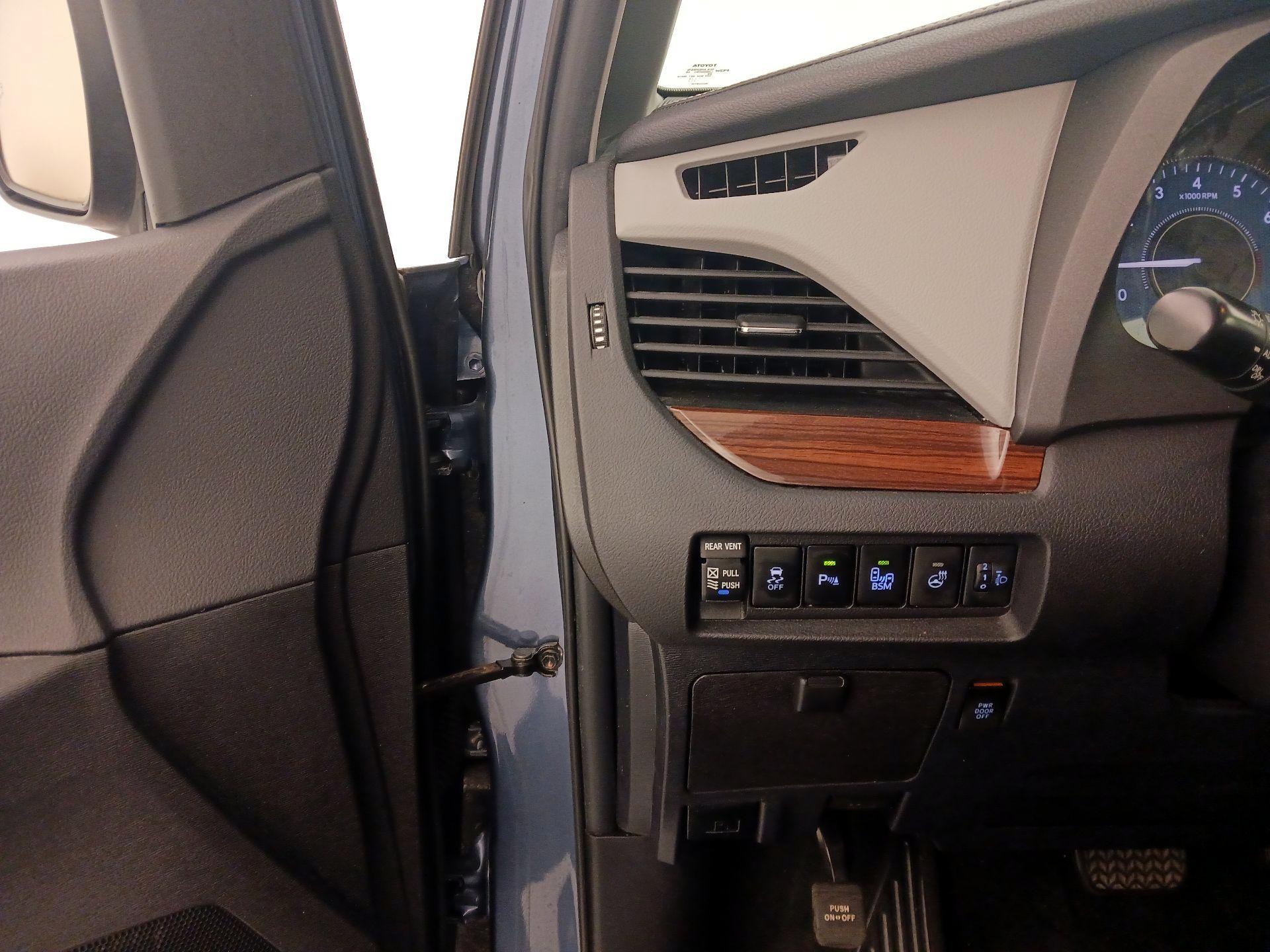 Thumbnail: 2017 Toyota Sienna - 13