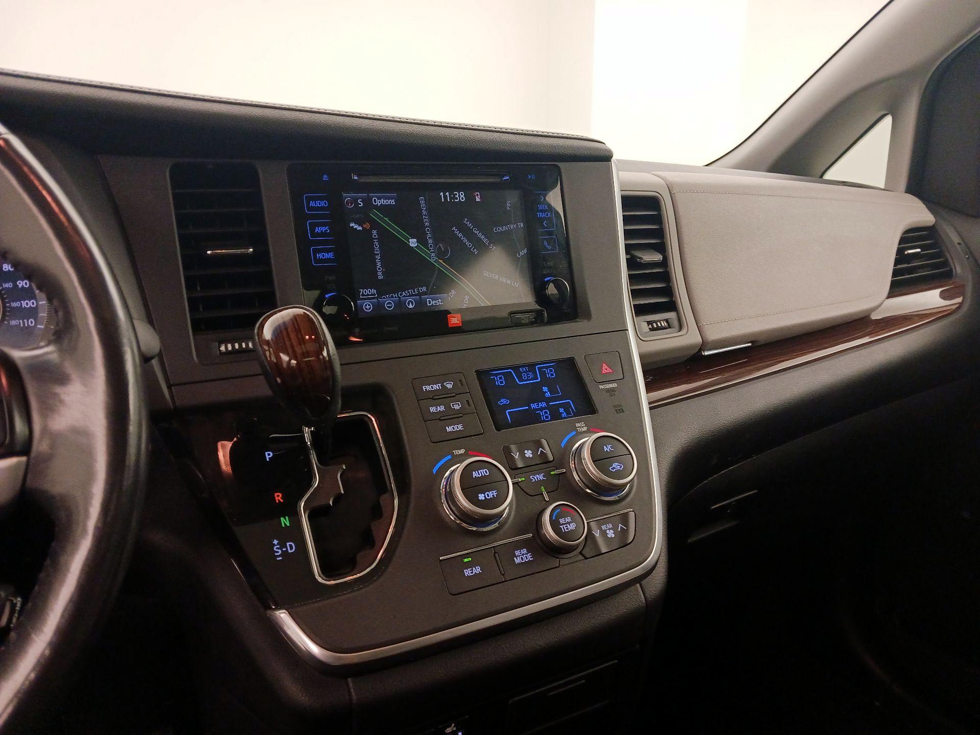 Thumbnail: 2017 Toyota Sienna - 14