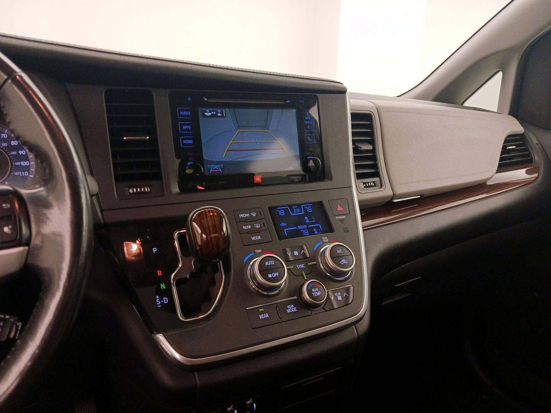 Thumbnail: 2017 Toyota Sienna - 15