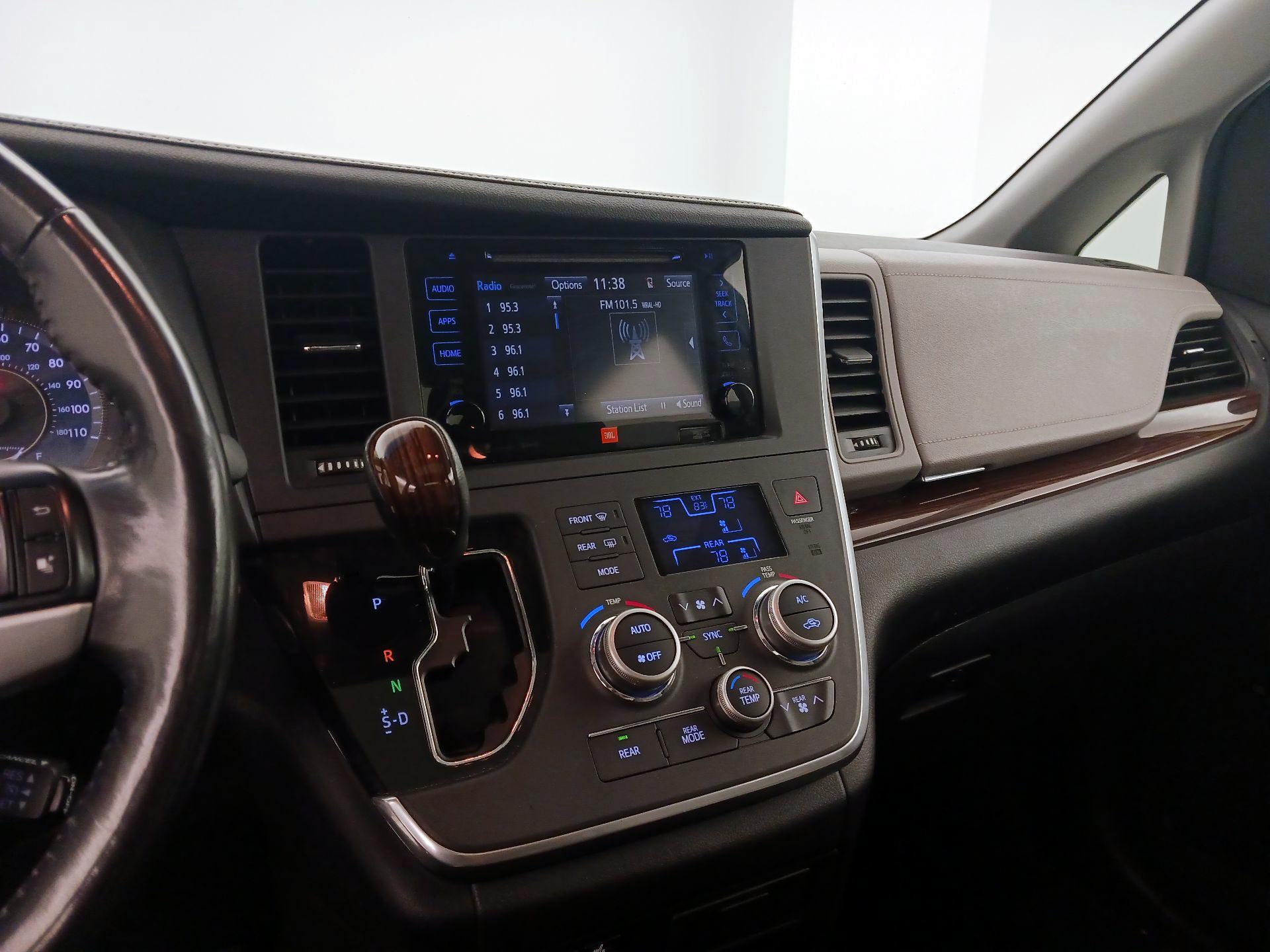 Thumbnail: 2017 Toyota Sienna - 16