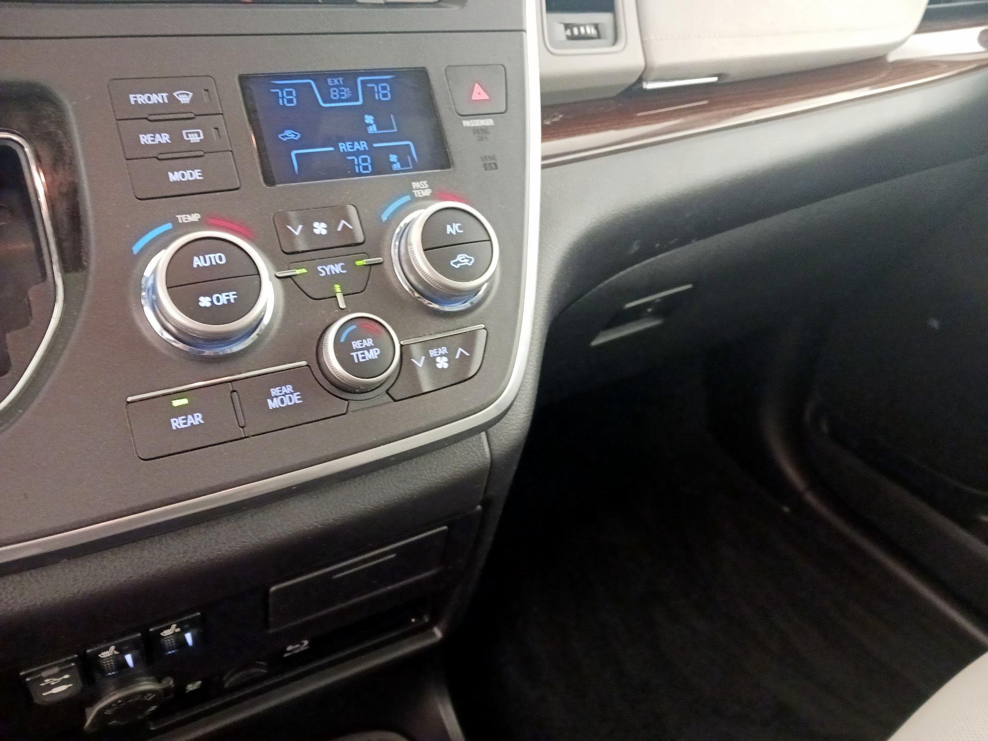 Thumbnail: 2017 Toyota Sienna - 17