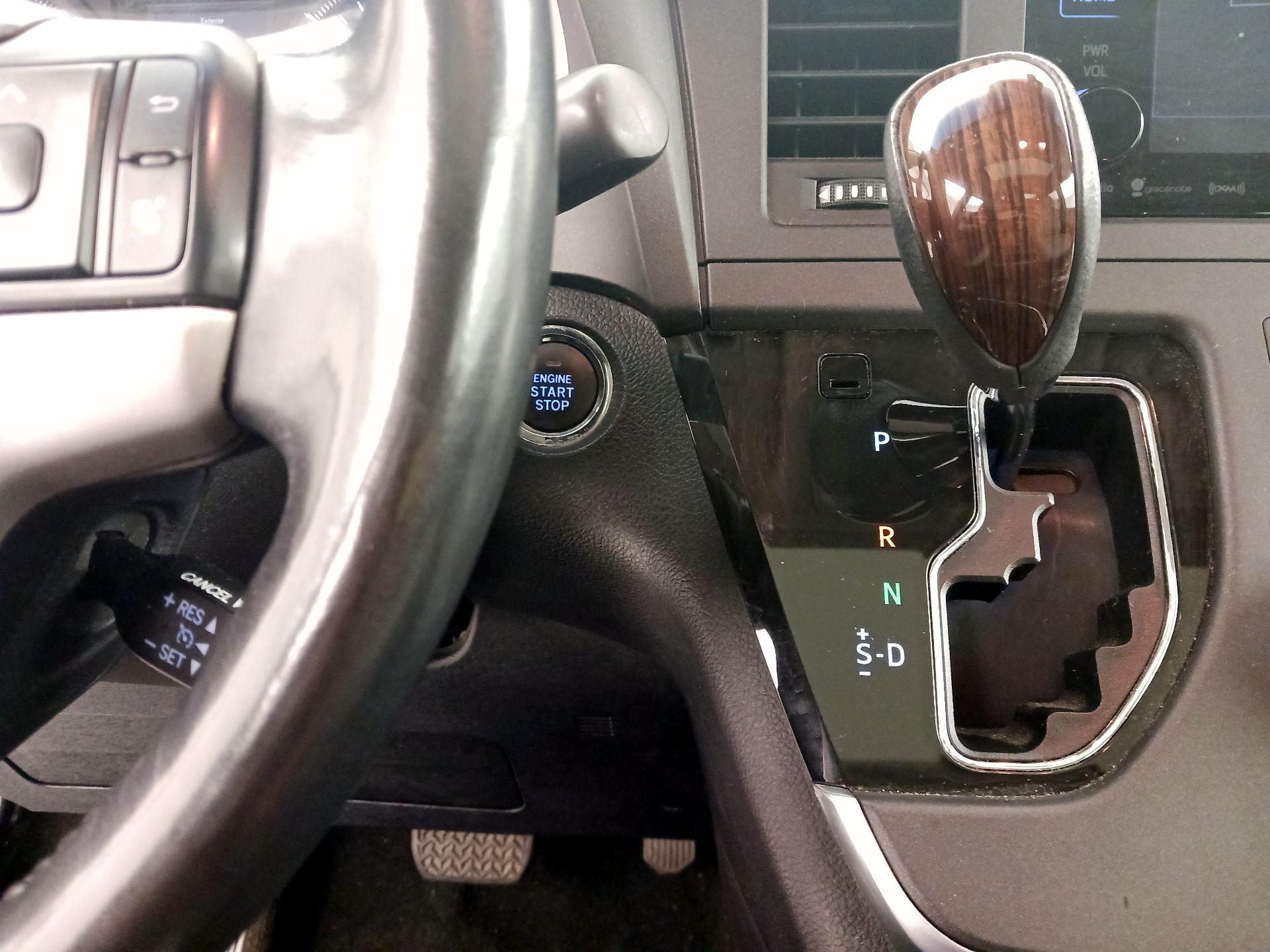 Thumbnail: 2017 Toyota Sienna - 18