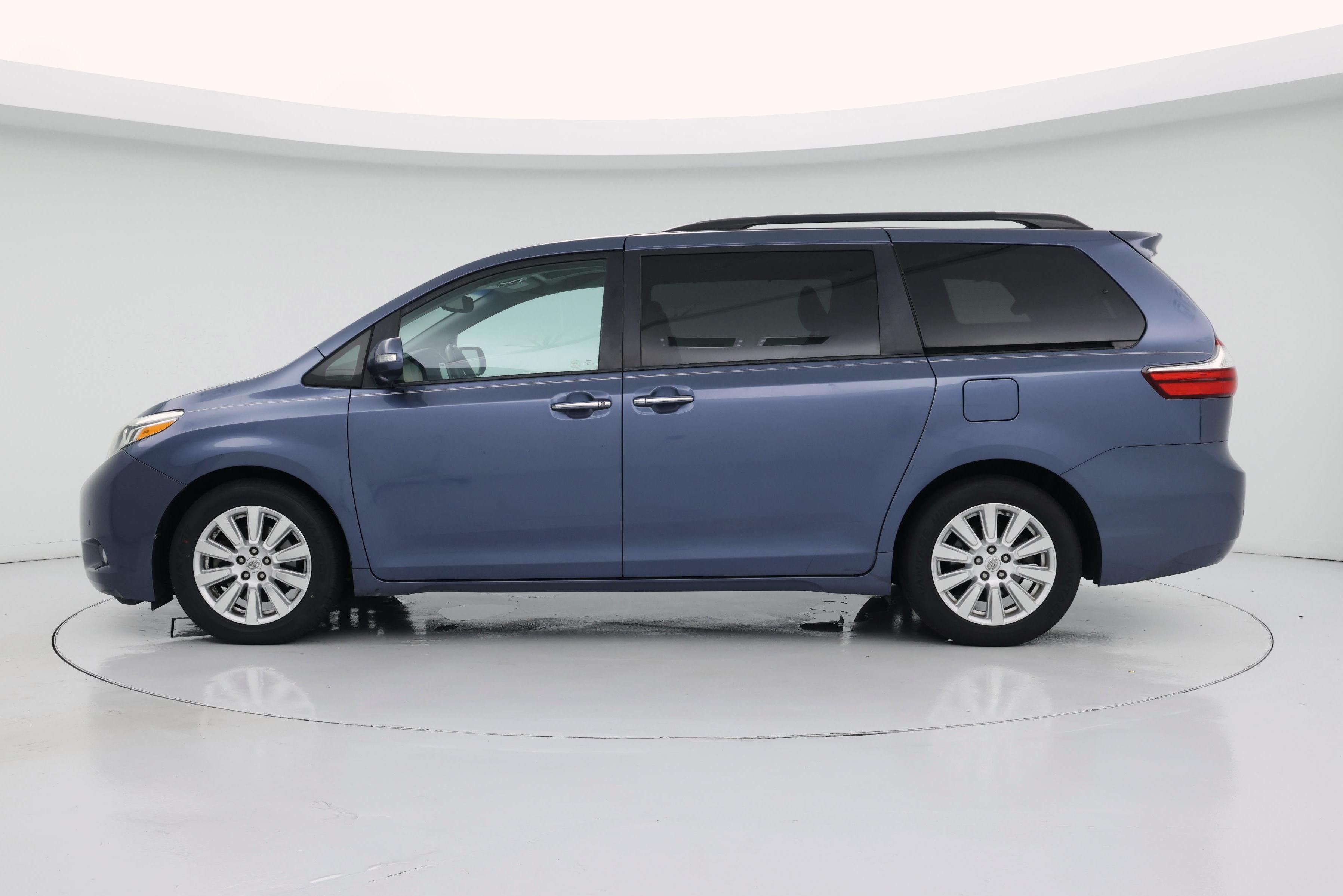 Thumbnail: 2017 Toyota Sienna - 3