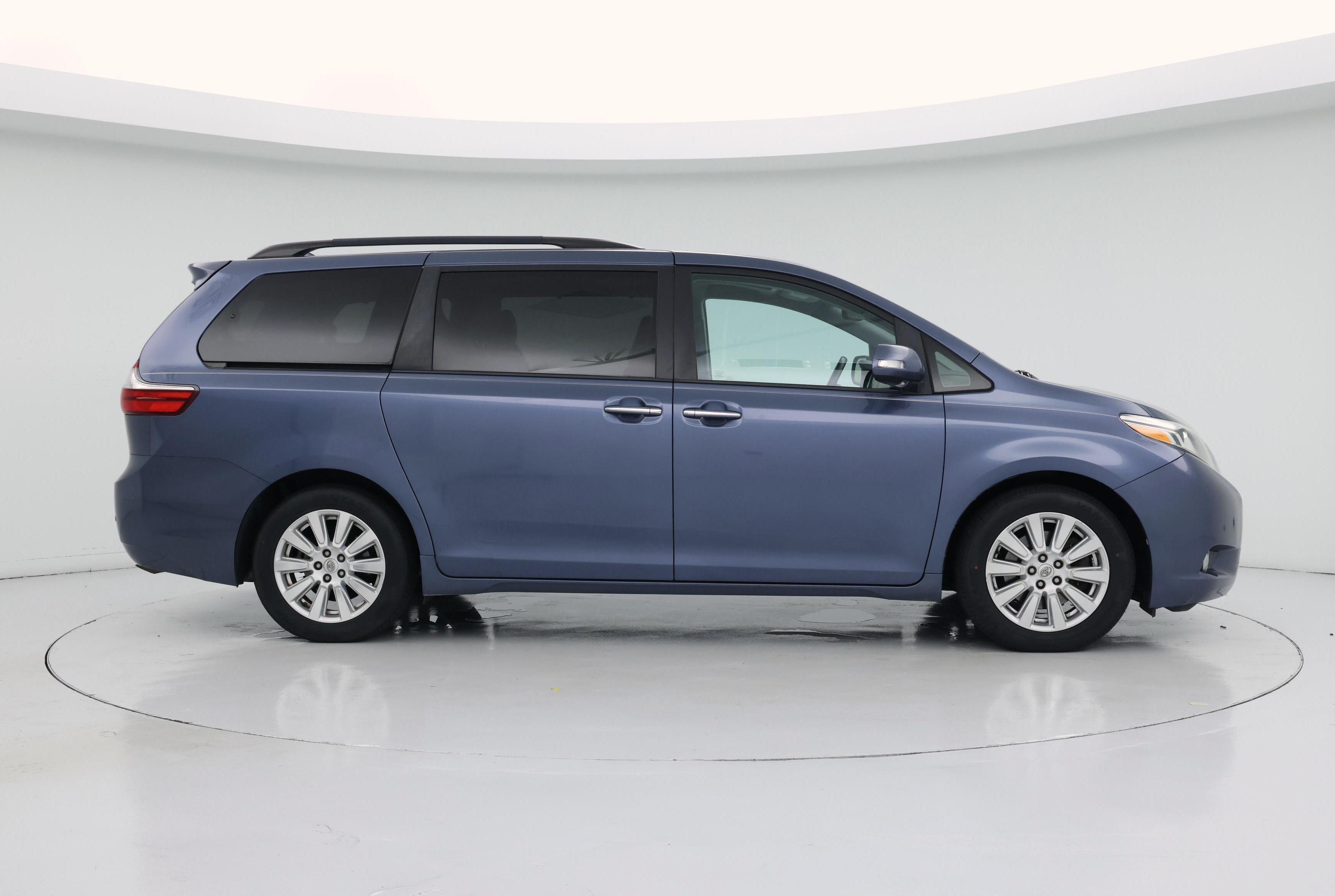 Thumbnail: 2017 Toyota Sienna - 7