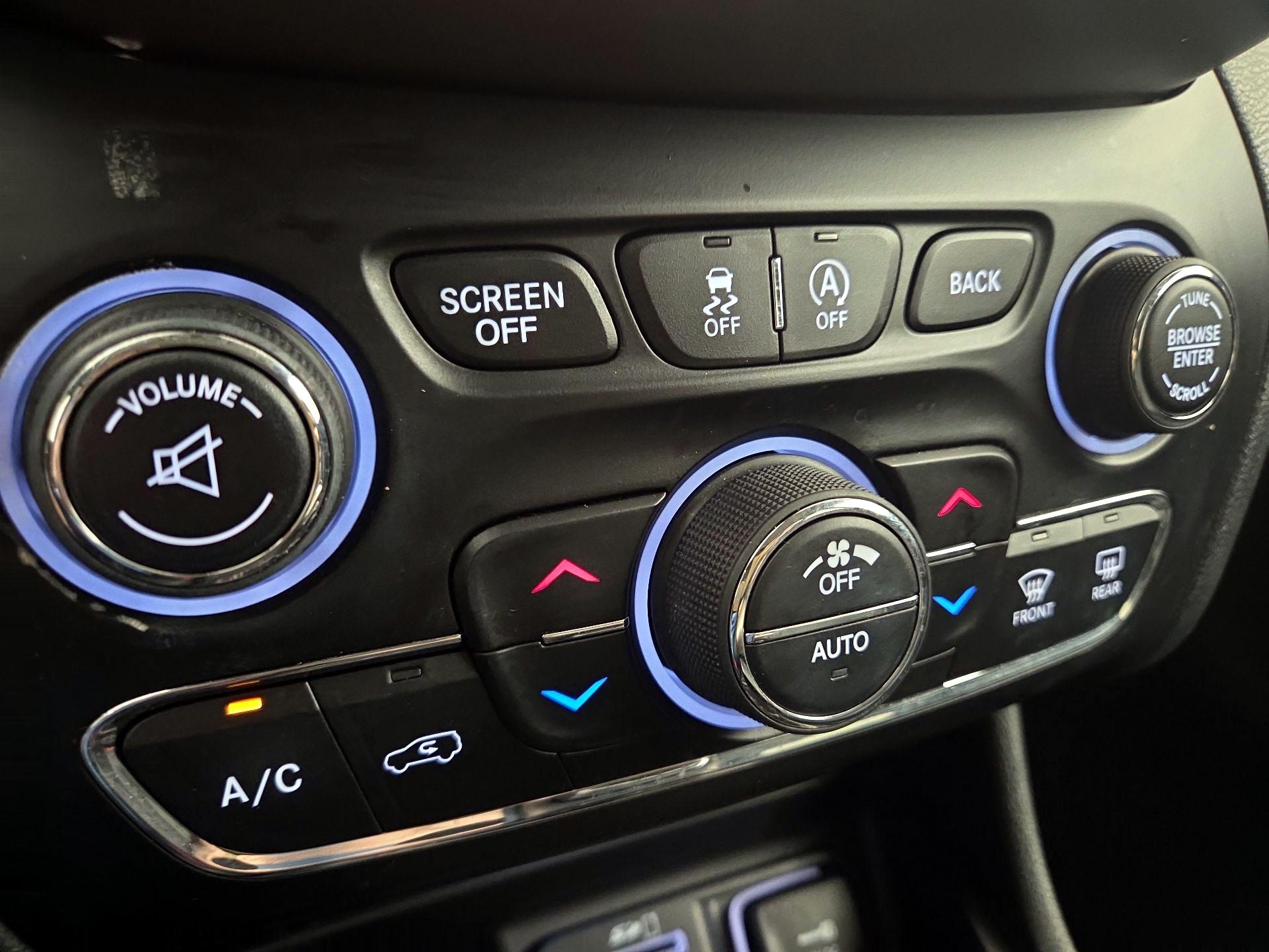 Thumbnail: 2016 Jeep Cherokee - 16
