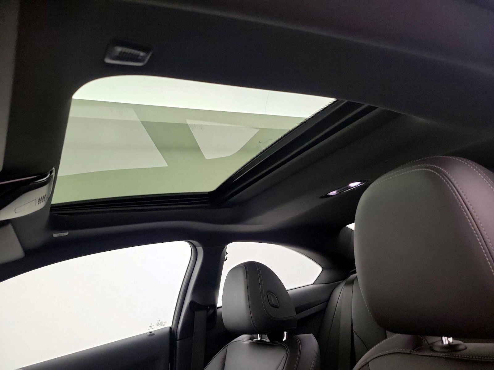 Sunroof(s) & Overhead Airbags