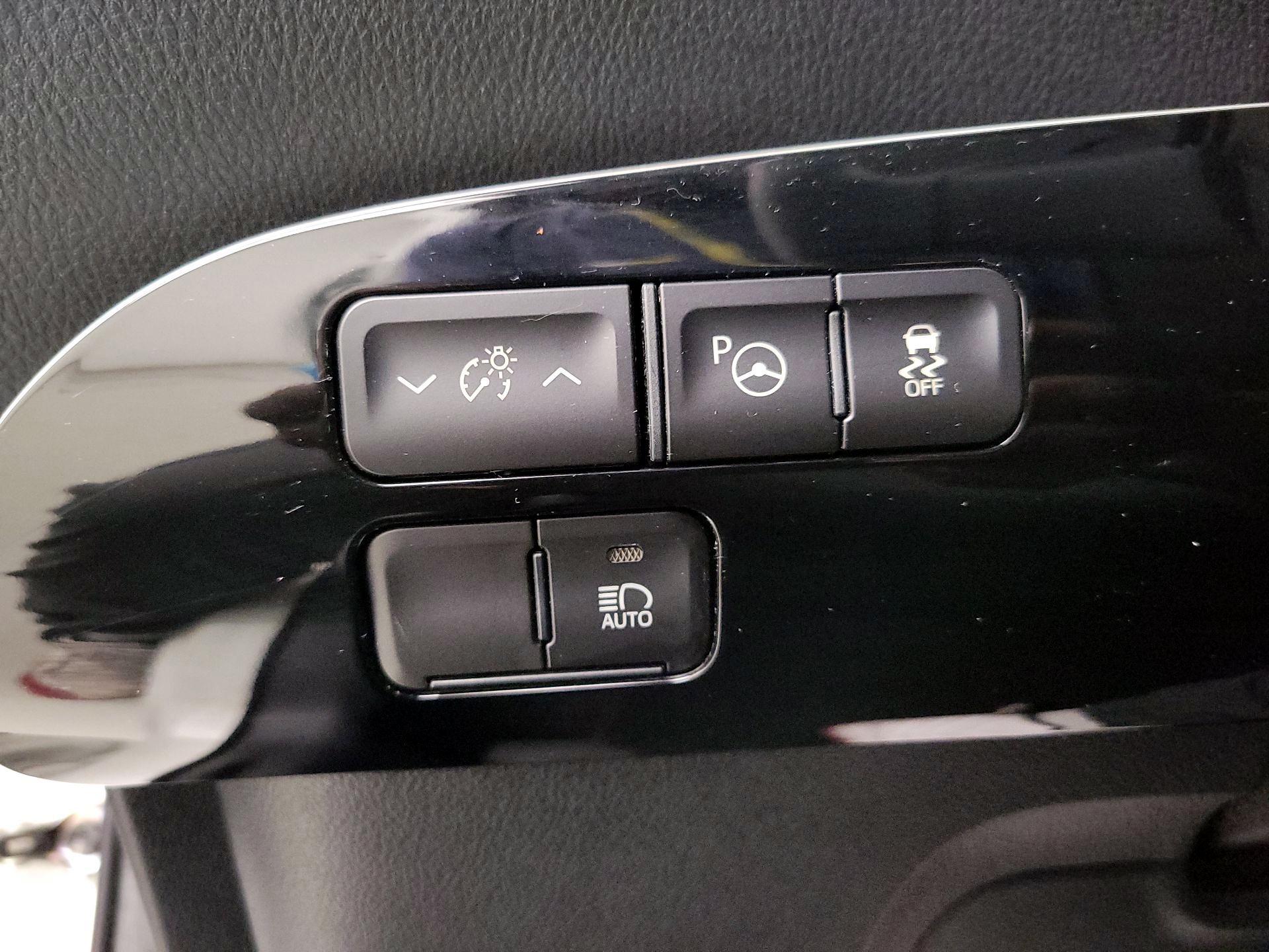 Thumbnail: 2021 Toyota Prius - 13