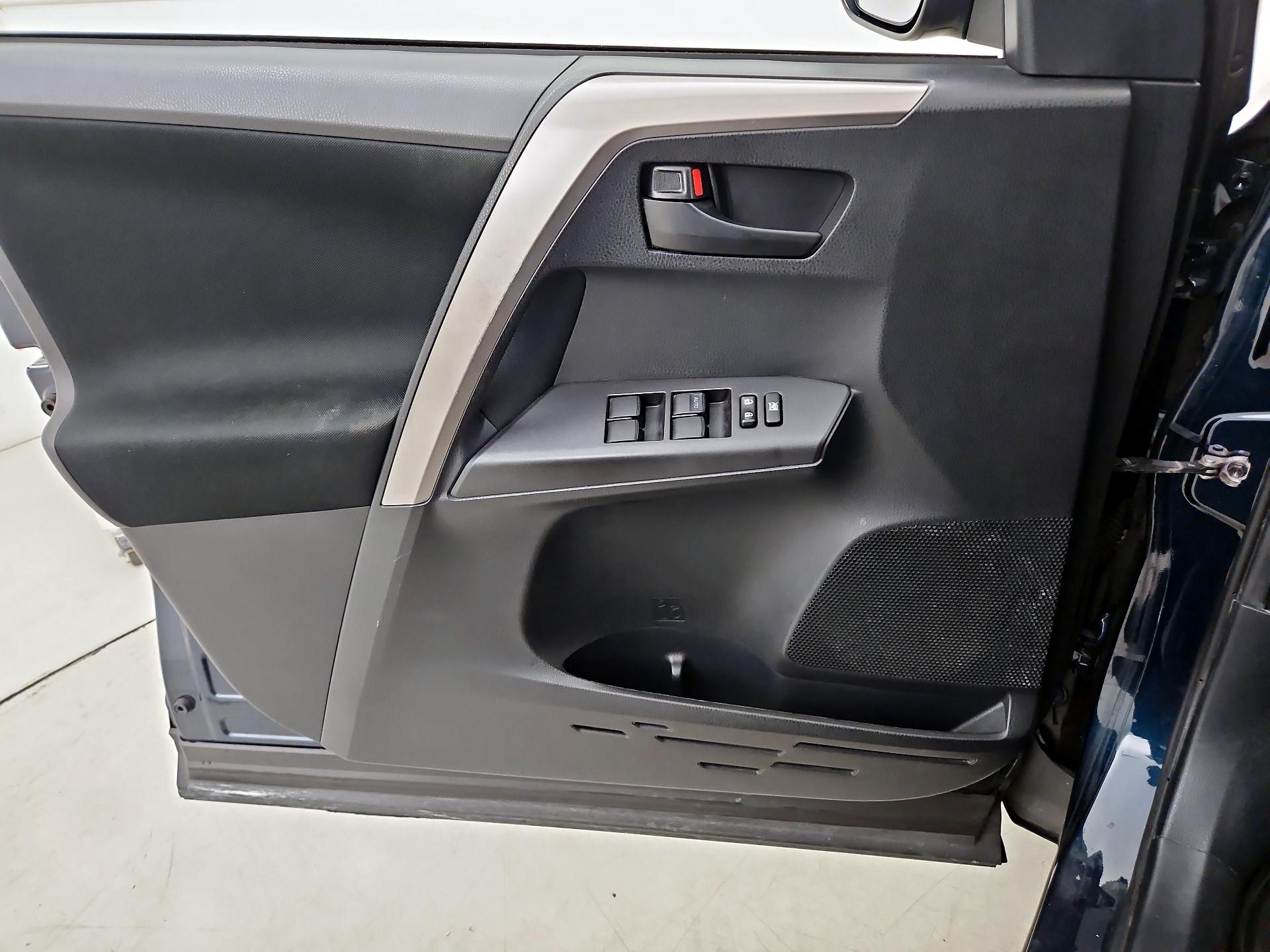Thumbnail: 2018 Toyota RAV4 - 12