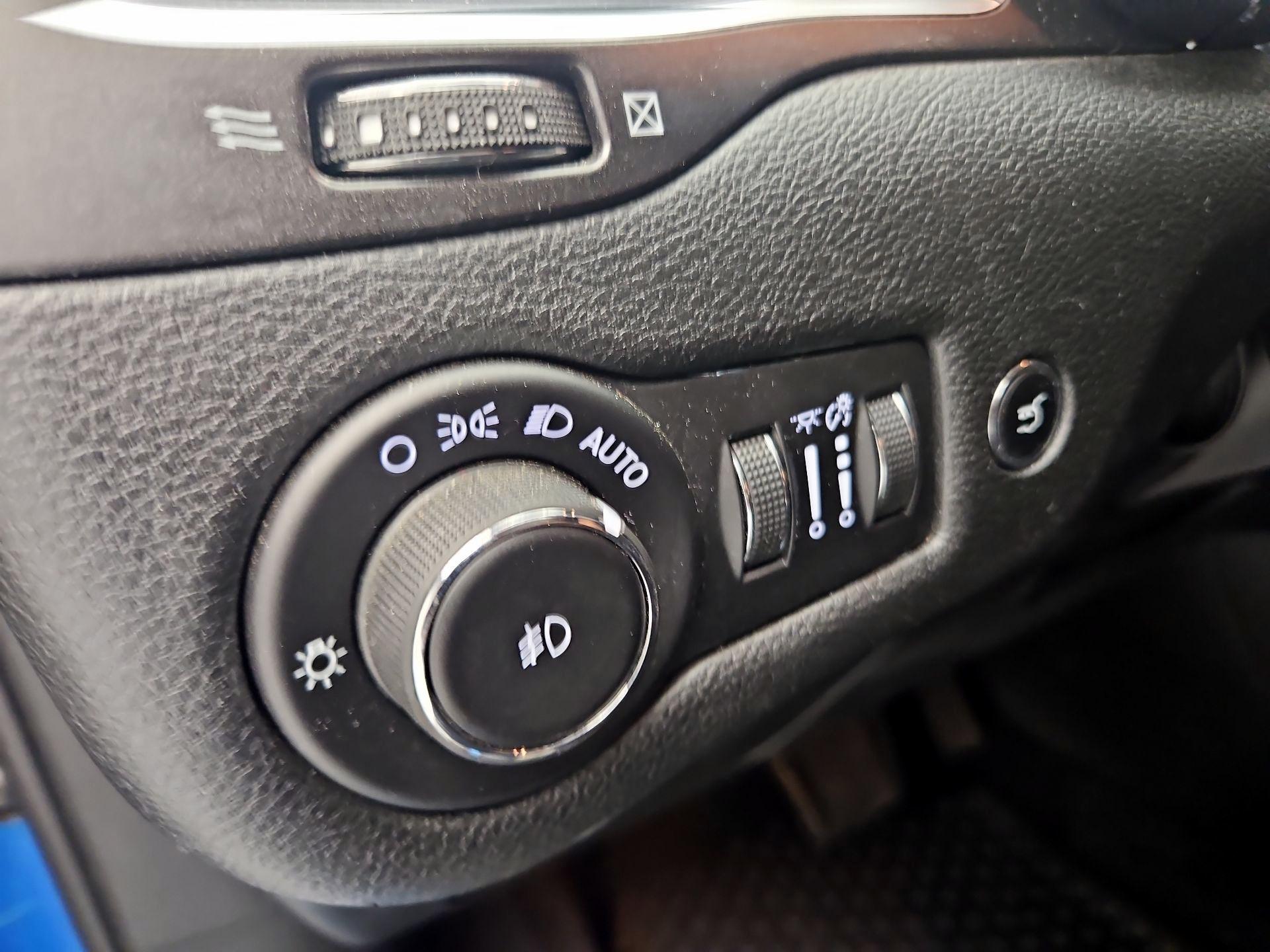 Thumbnail: 2019 Jeep Cherokee - 13