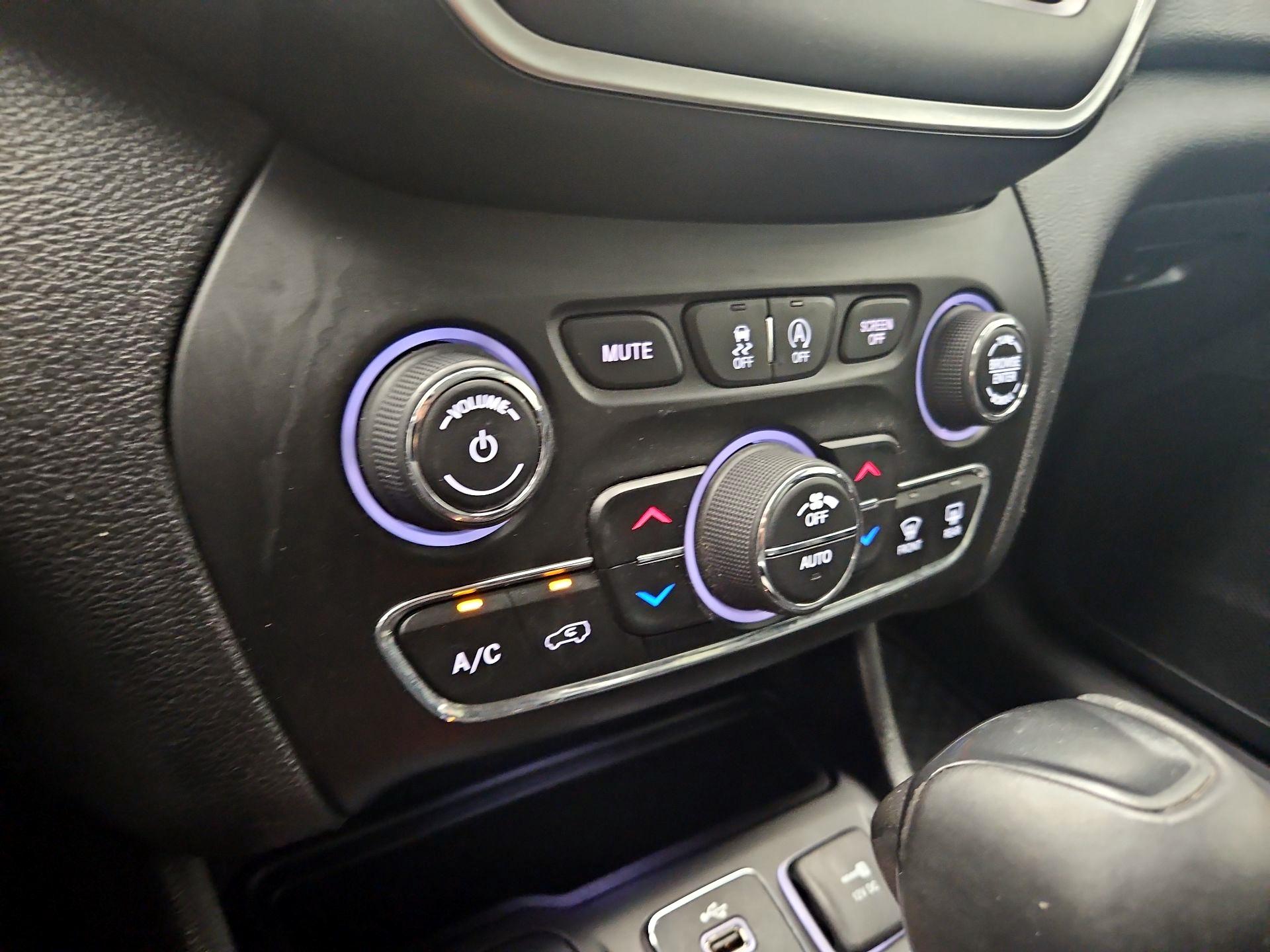 Thumbnail: 2019 Jeep Cherokee - 17