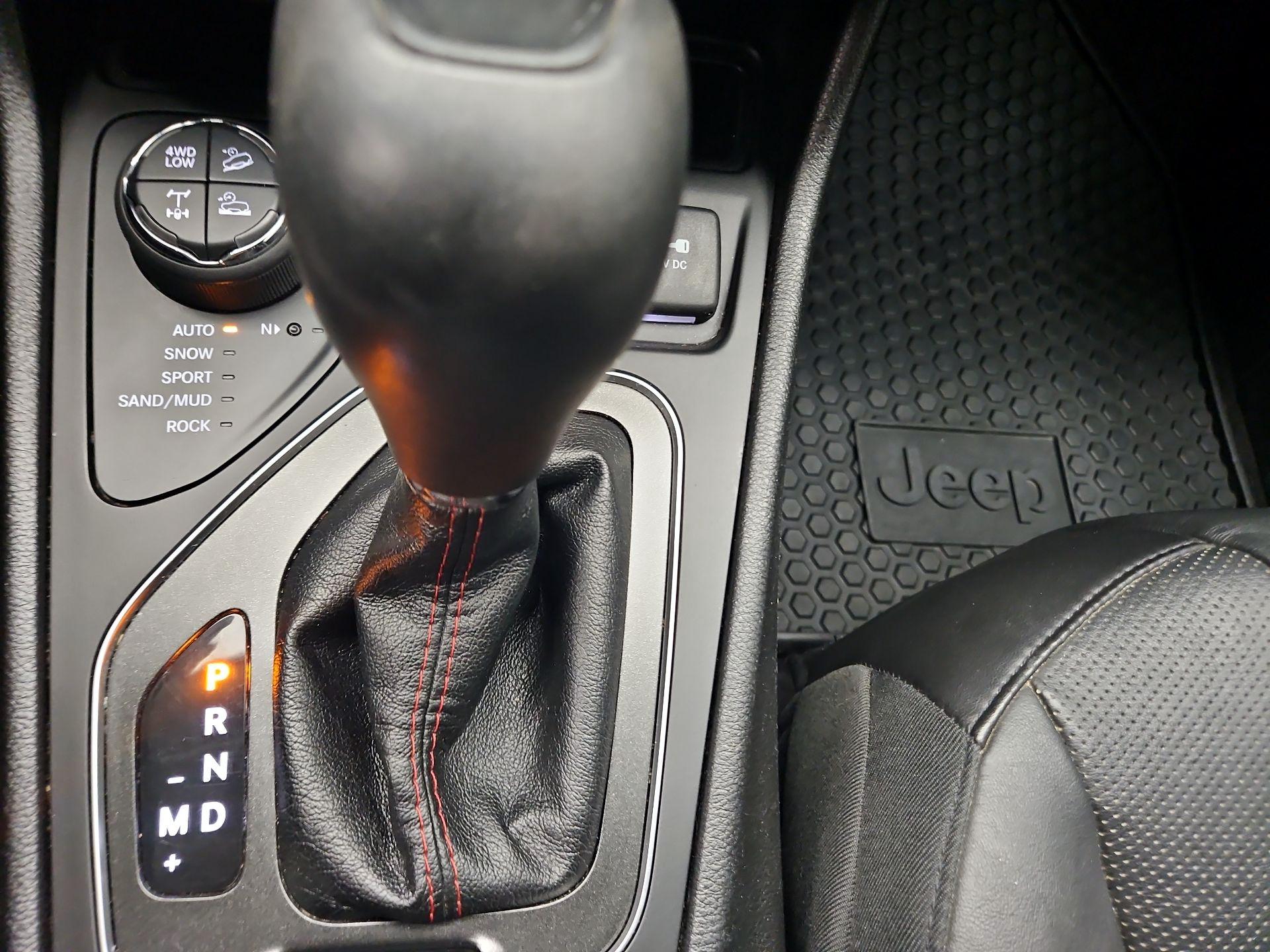 Thumbnail: 2019 Jeep Cherokee - 18