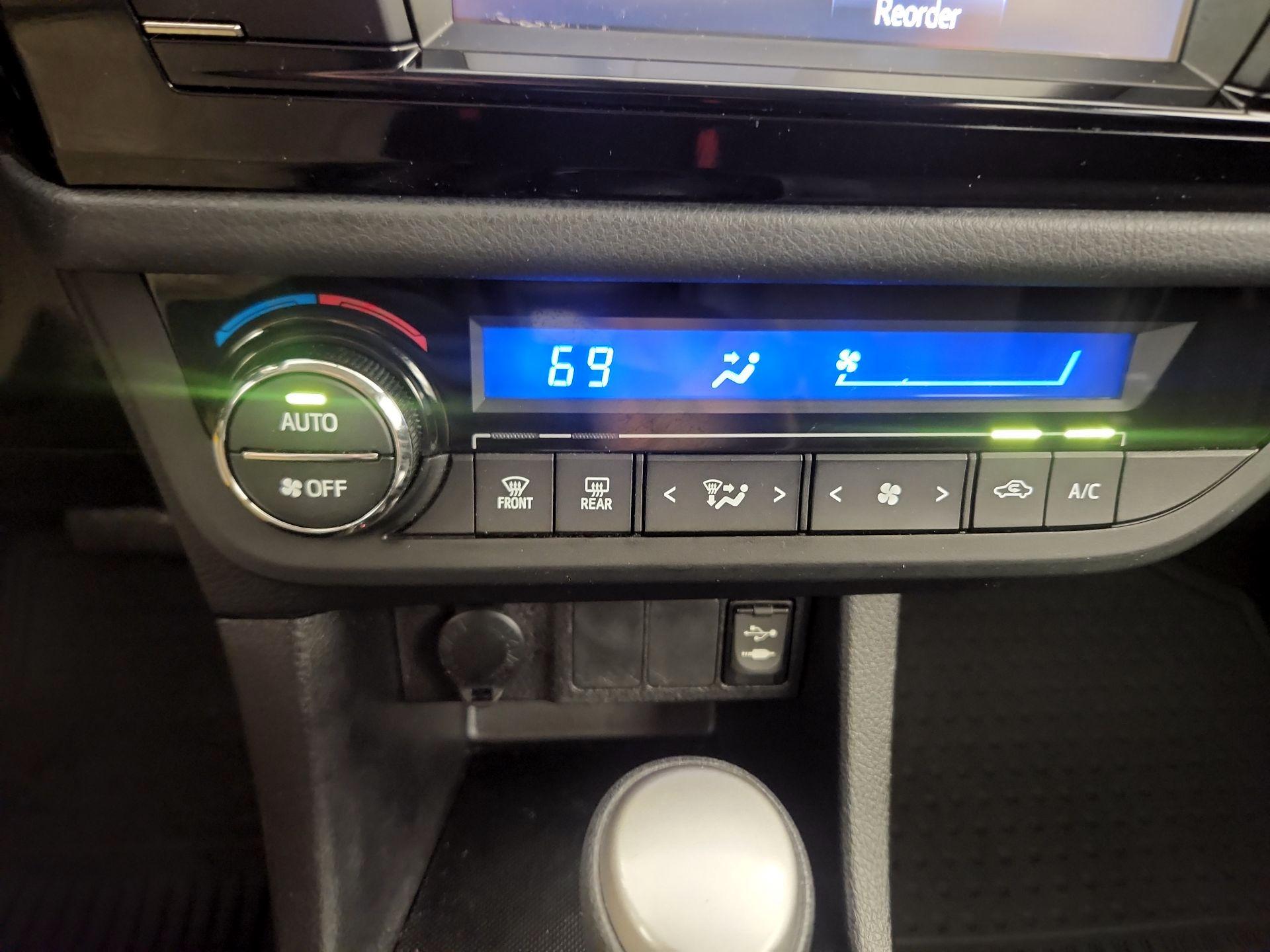 Thumbnail: 2015 Toyota Corolla - 16