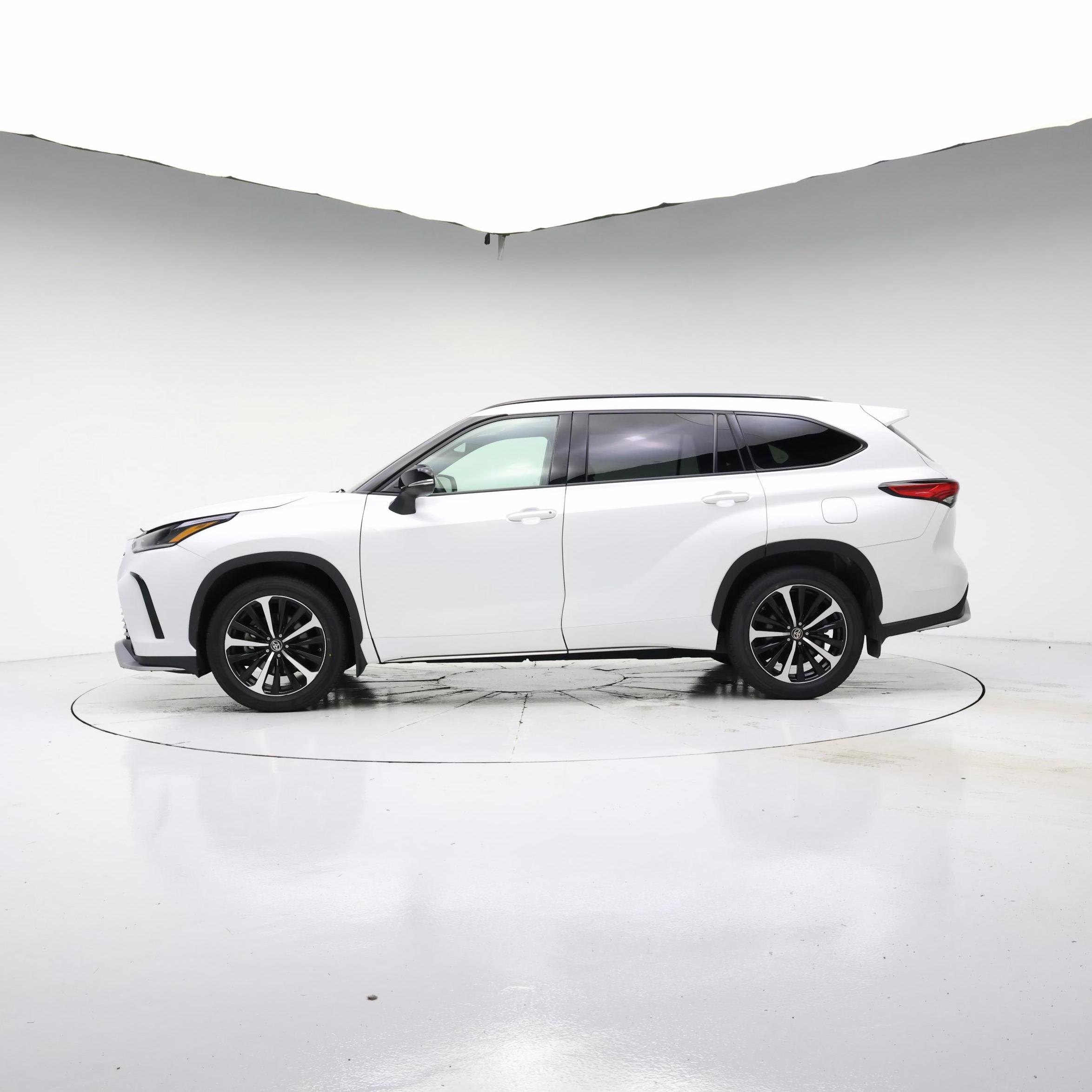 Thumbnail: 2022 Toyota Highlander - 3