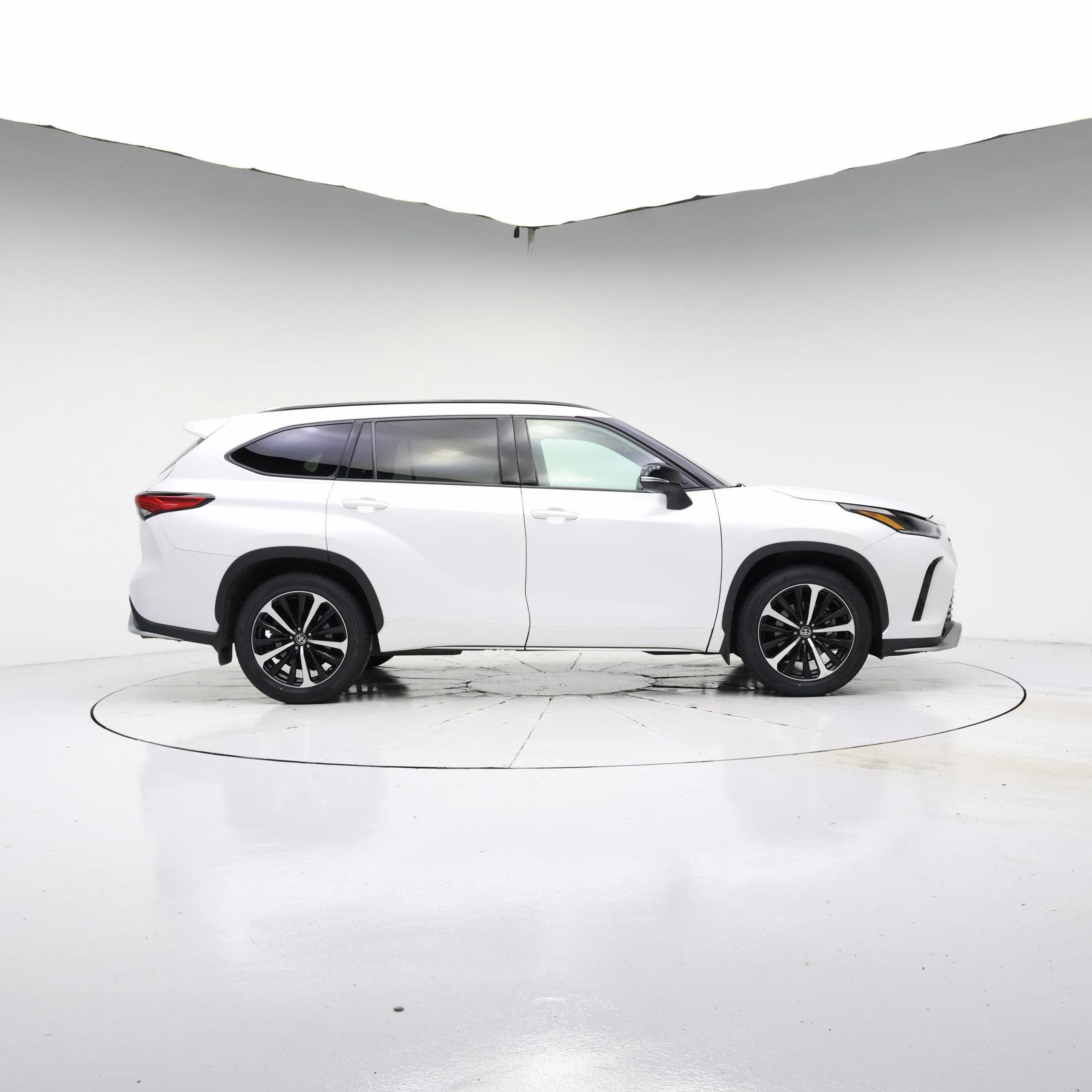 Thumbnail: 2022 Toyota Highlander - 7