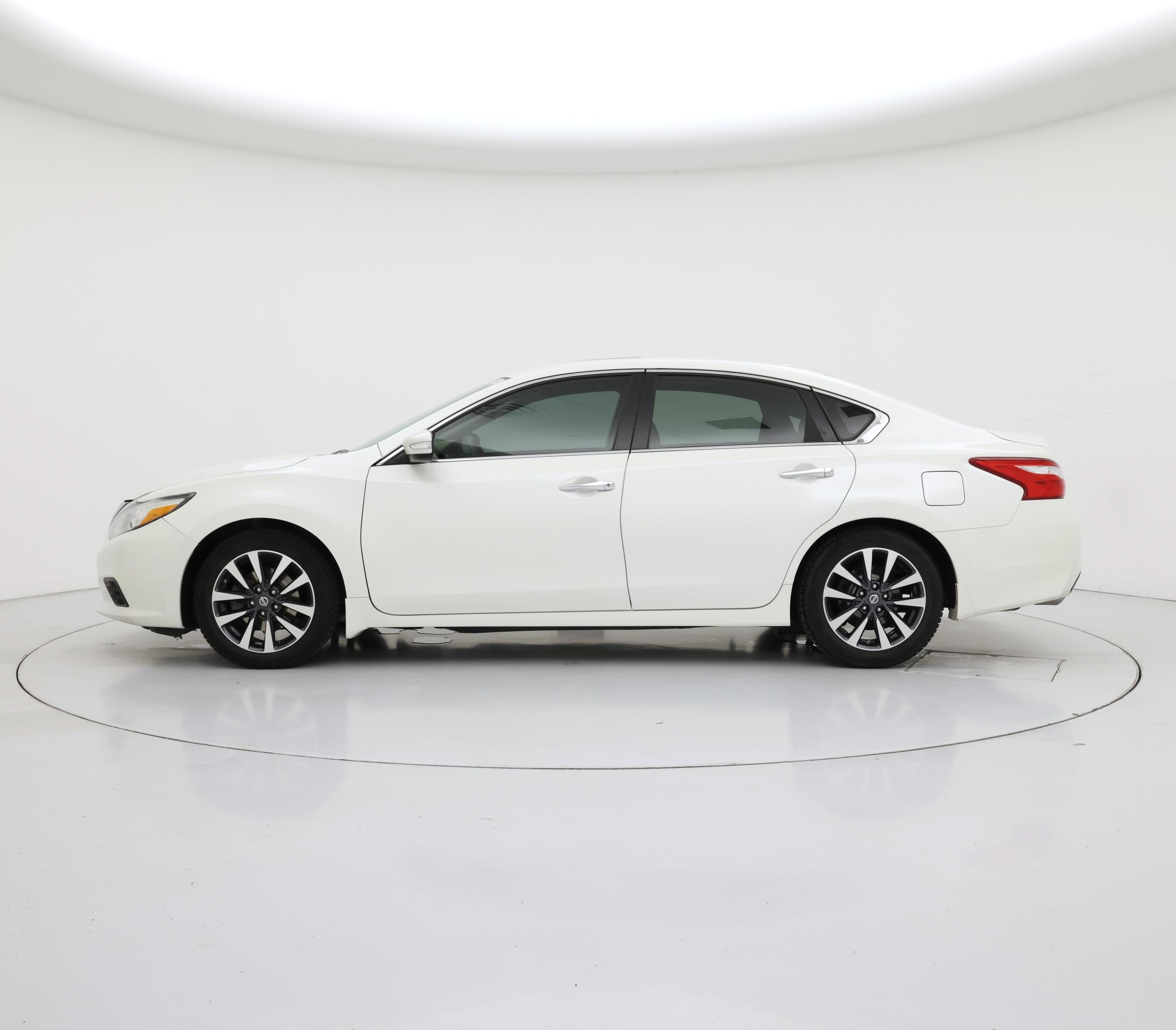 Thumbnail: 2017 Nissan Altima - 3