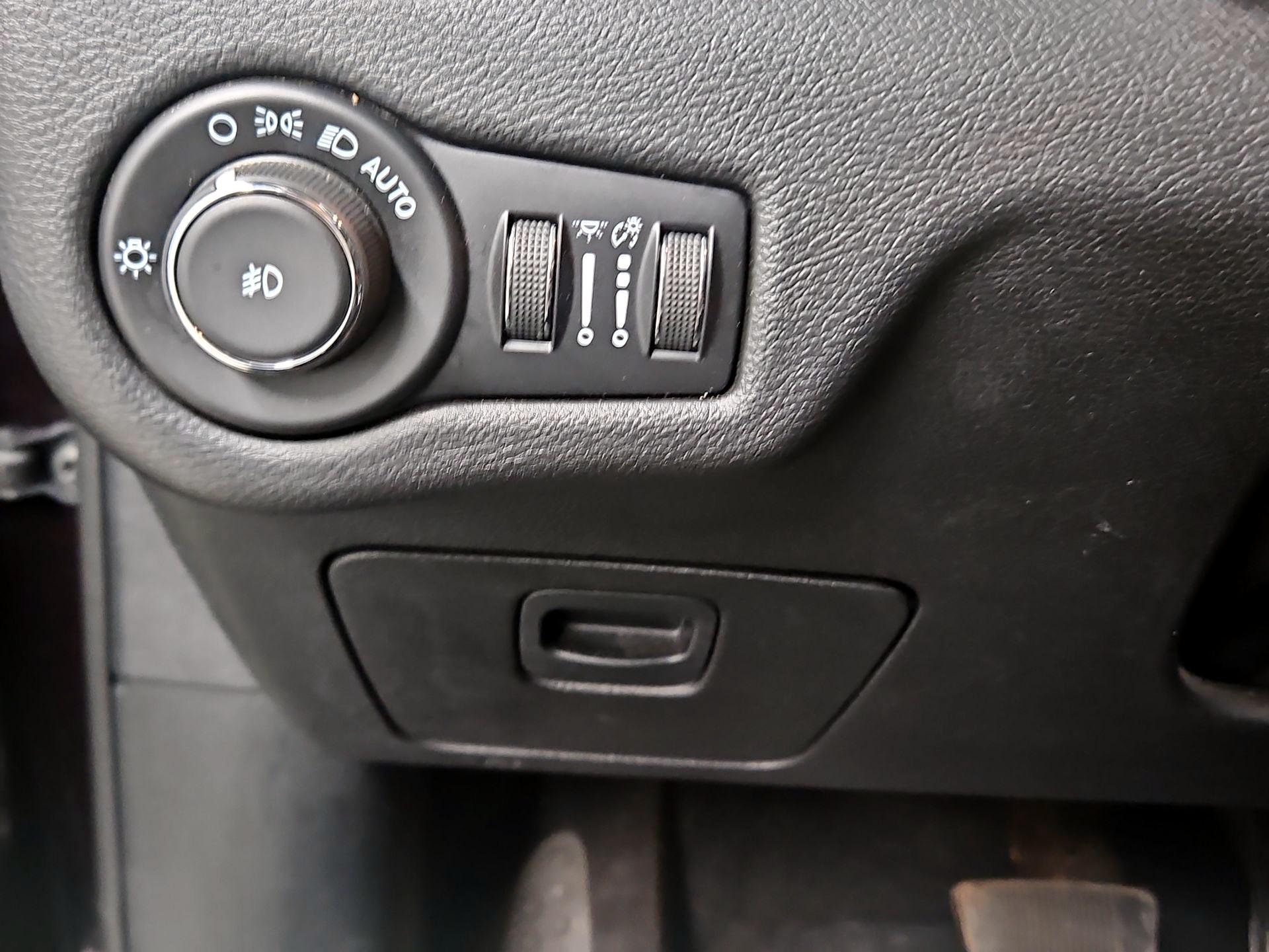 Thumbnail: 2021 Jeep Cherokee - 13