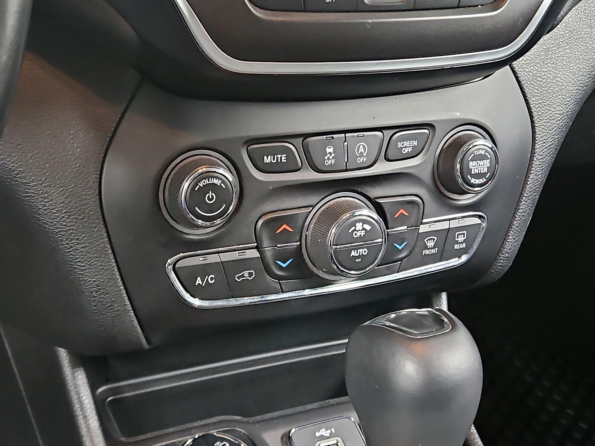 Thumbnail: 2021 Jeep Cherokee - 17