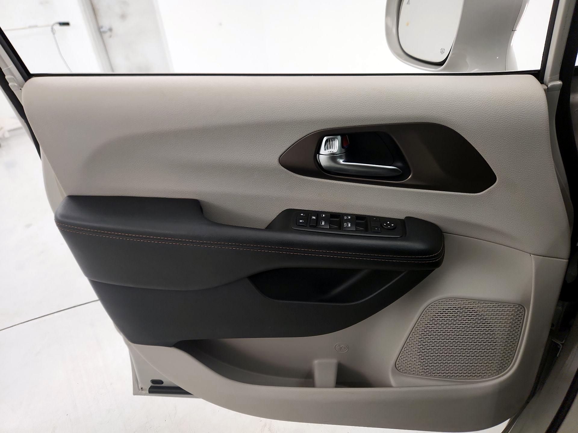 Thumbnail: 2019 Chrysler Pacifica - 12