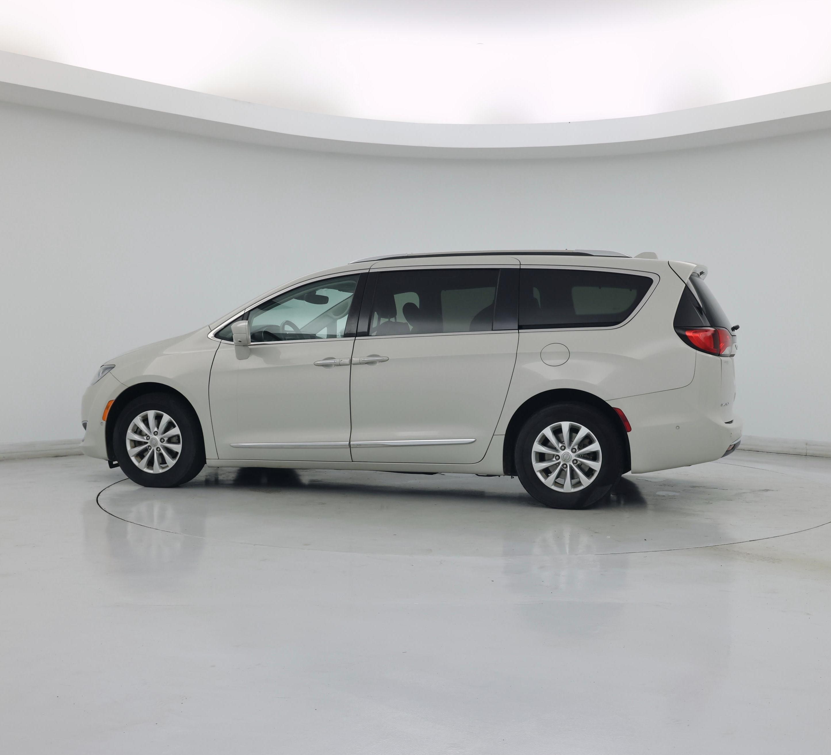 Thumbnail: 2019 Chrysler Pacifica - 4