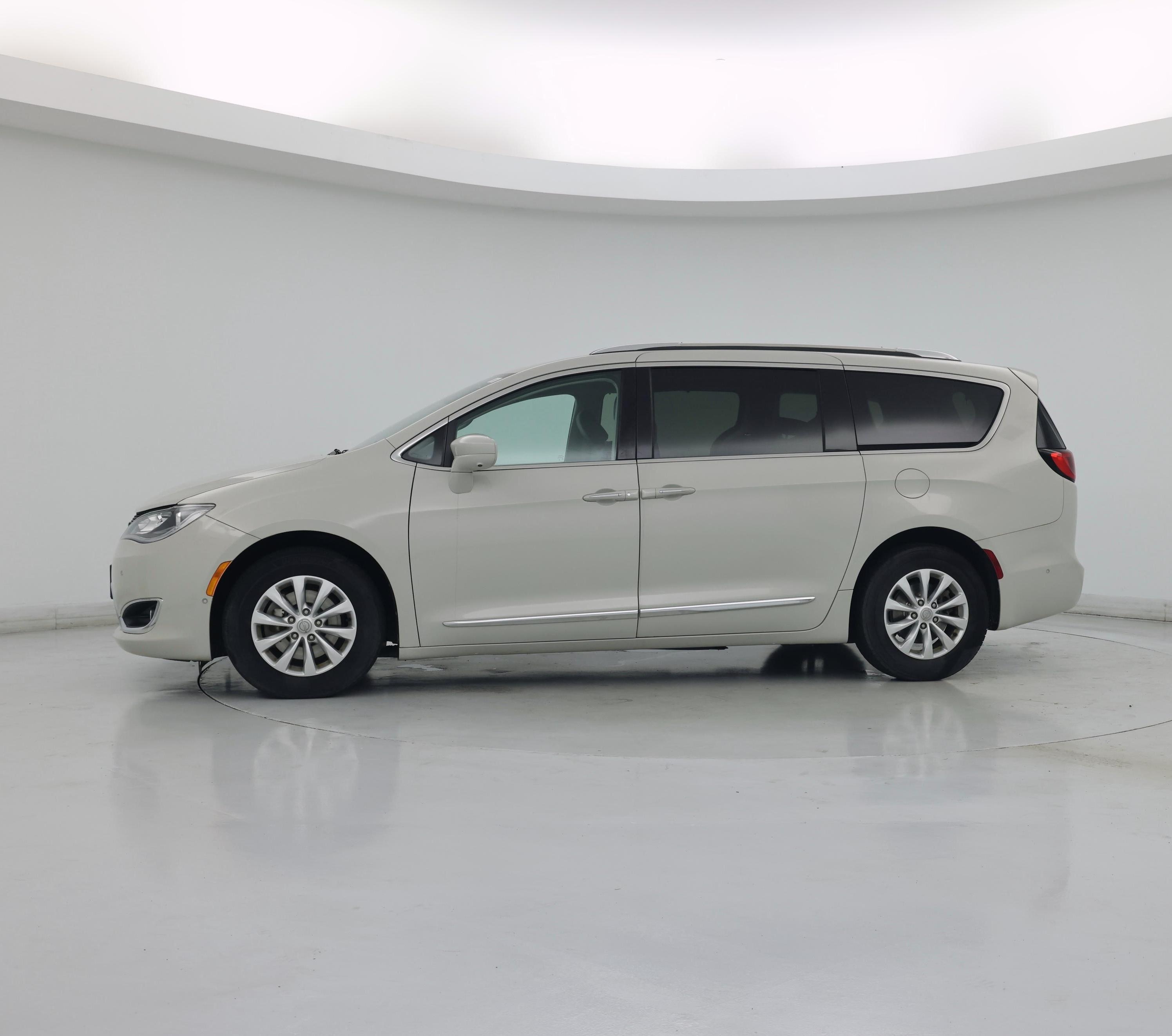 Thumbnail: 2019 Chrysler Pacifica - 5