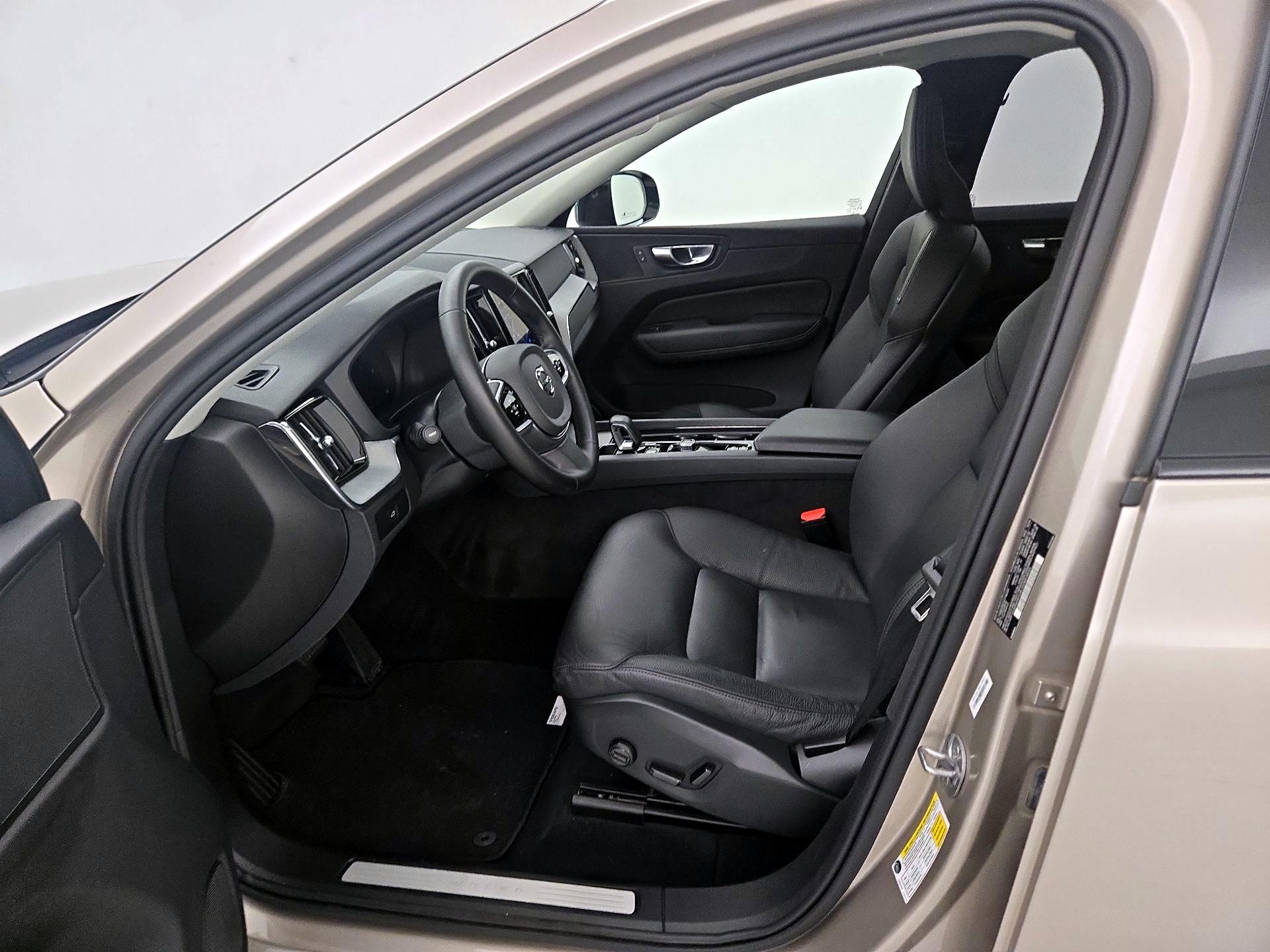 Thumbnail: 2025 Volvo XC60 - 11