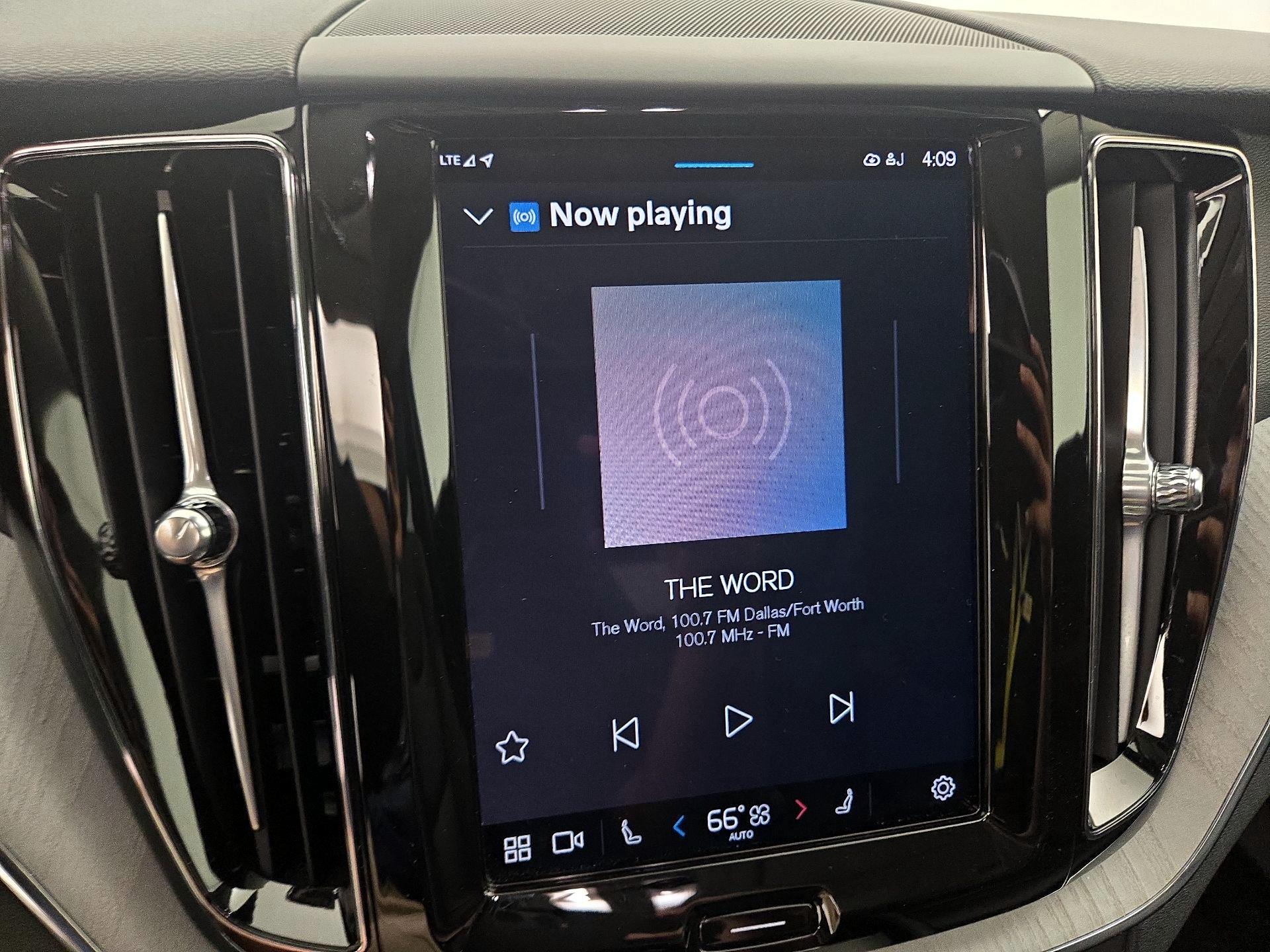 Thumbnail: 2025 Volvo XC60 - 16