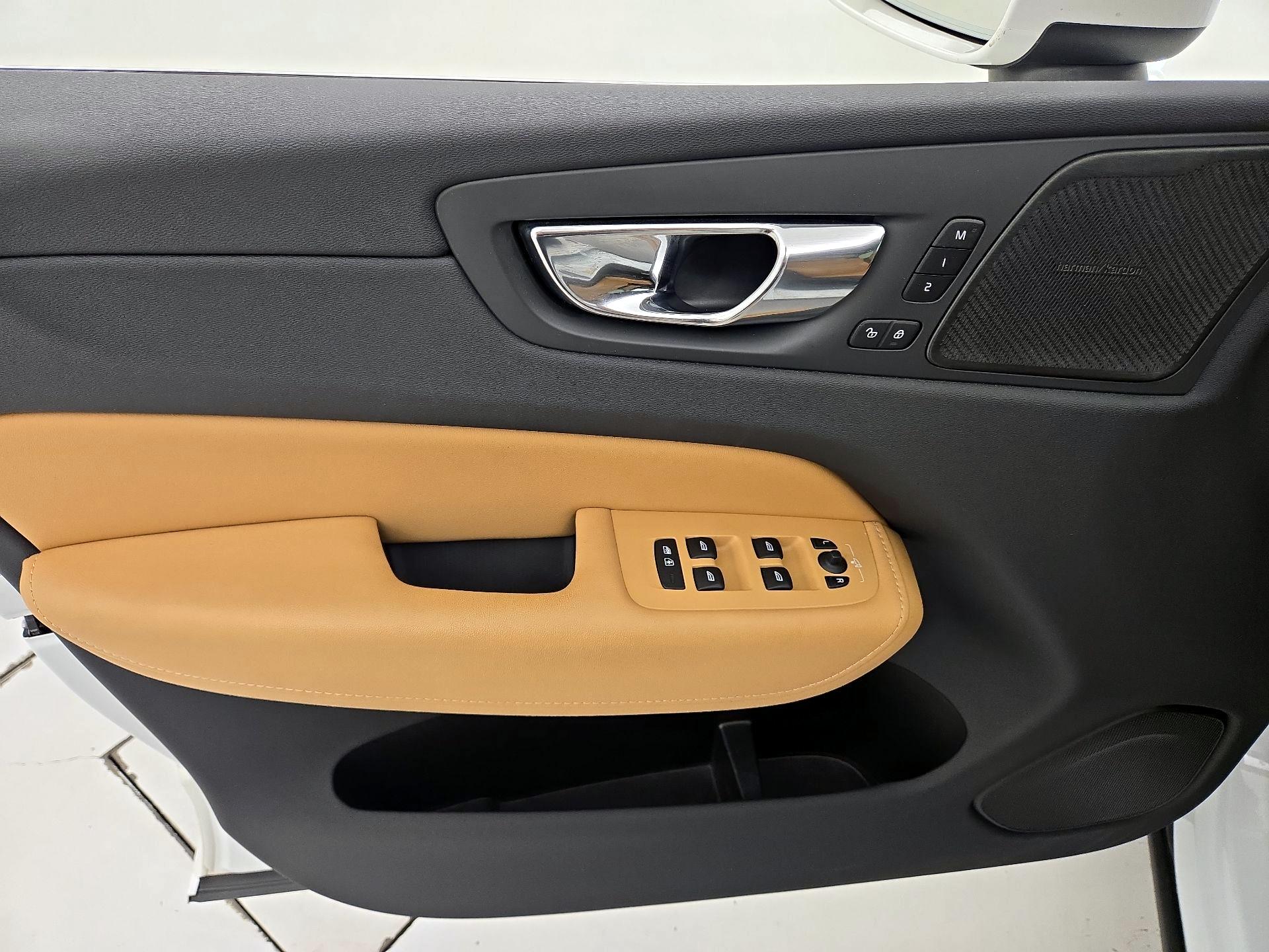 Thumbnail: 2019 Volvo XC60 - 12